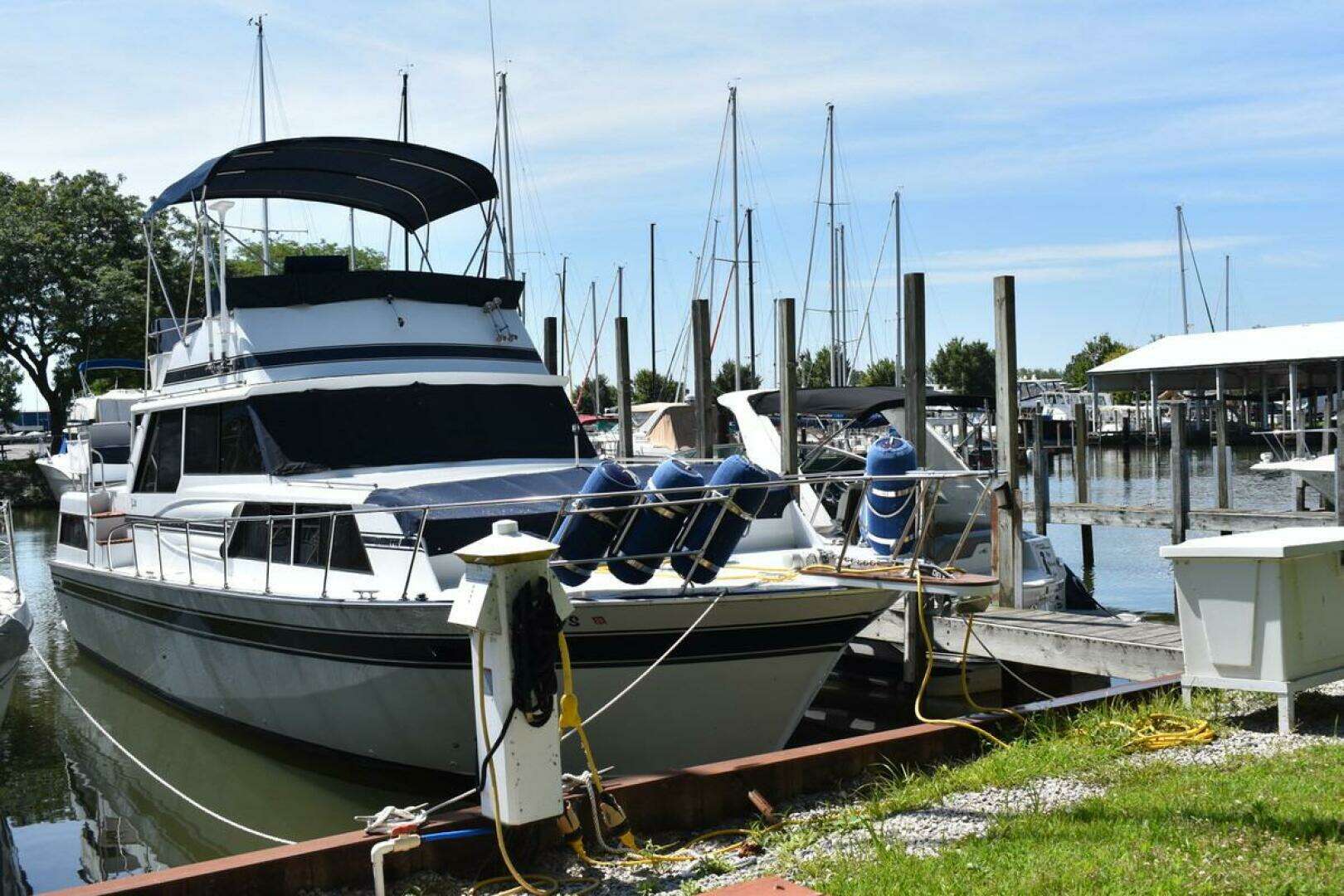 1985 Marinette 39 Double Cabin - Image 2