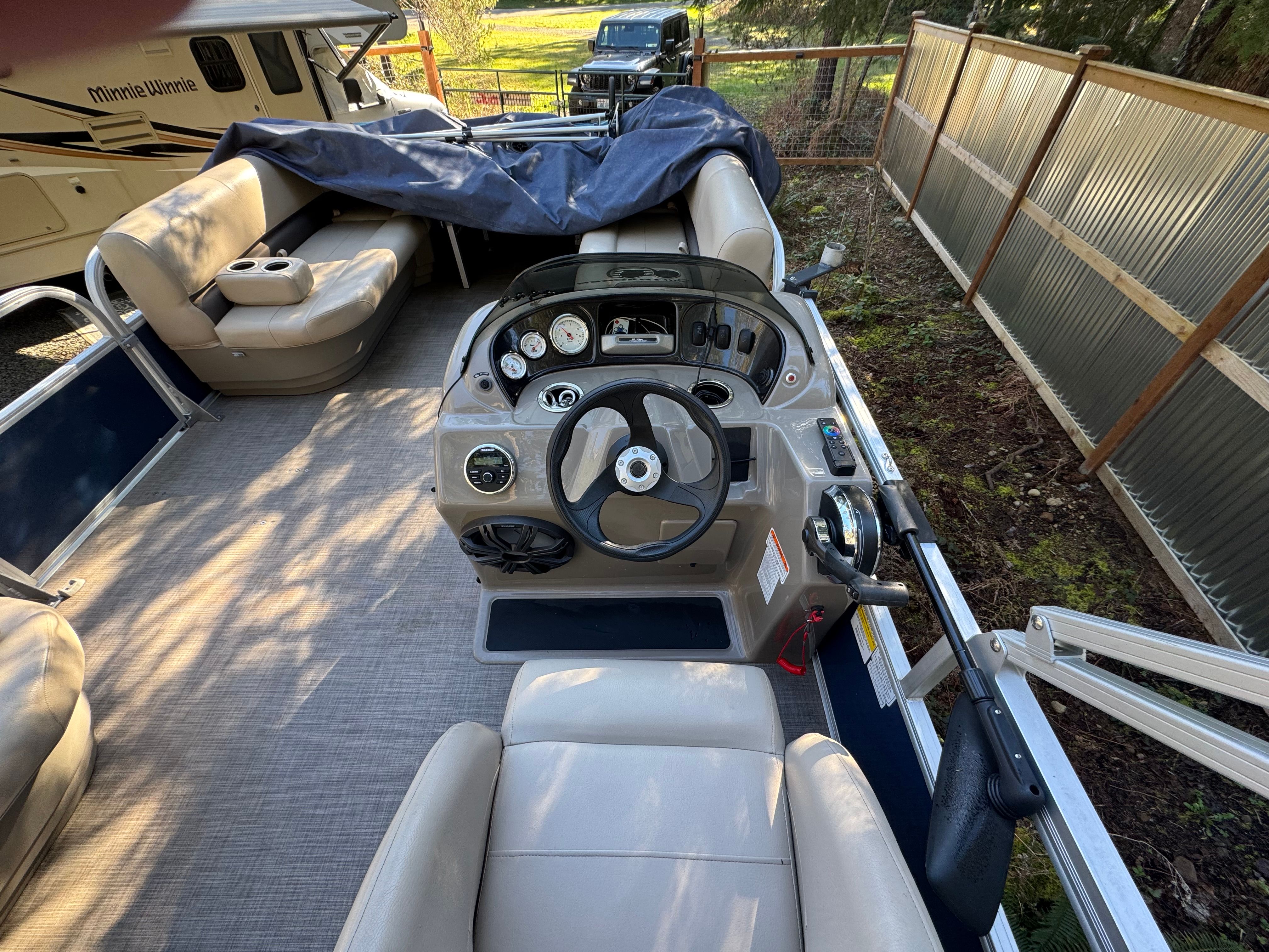 2020 Sun Tracker Party Barge 18 DLX - 2