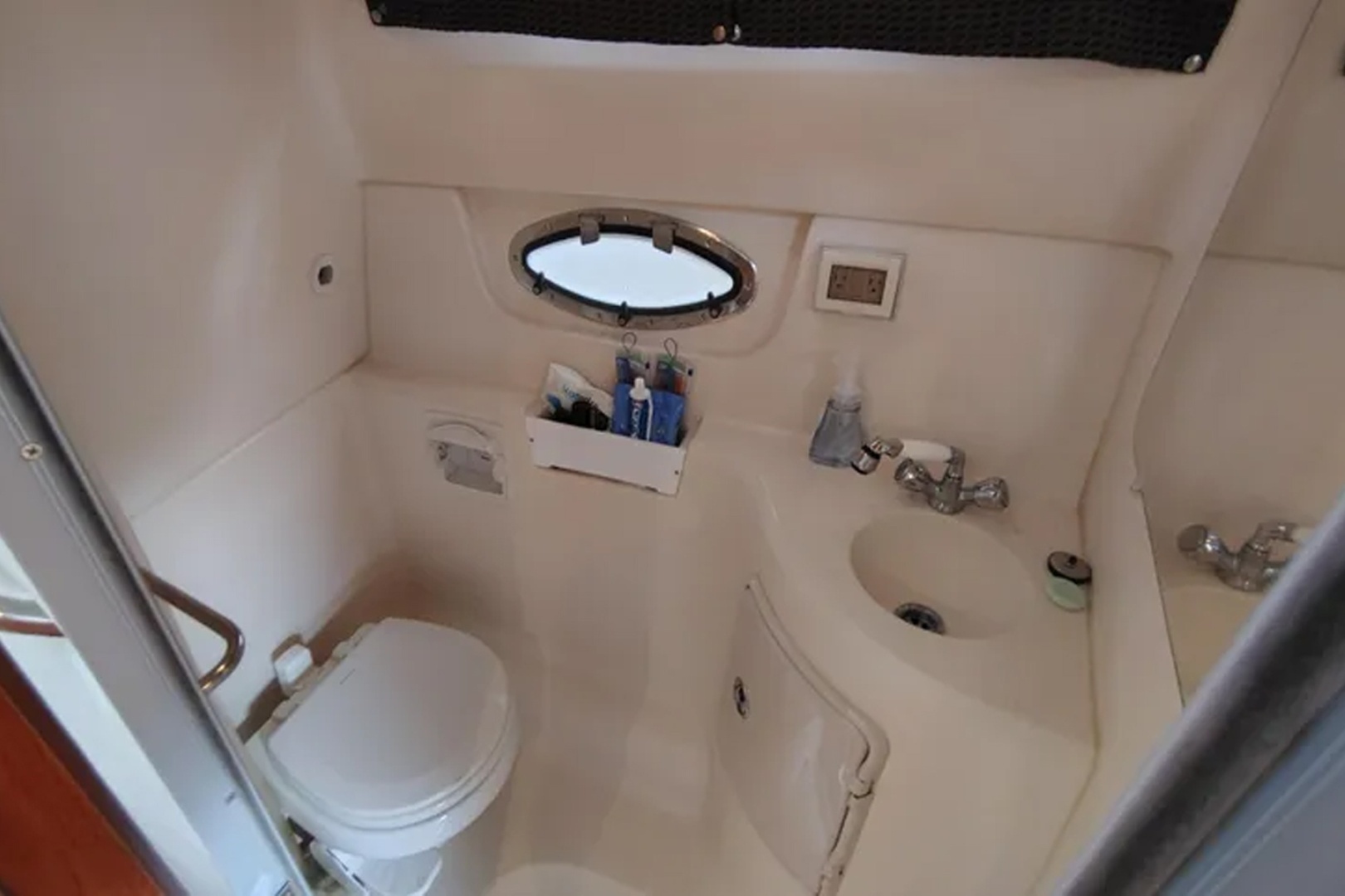 2008 Regal 2565 Window Express - Image 25
