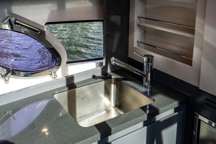 2018 Pershing 5x - Image 33