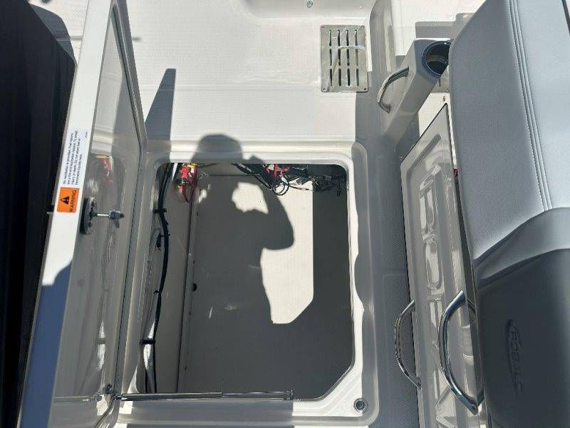 2026 Robalo R300 Center Console - 59