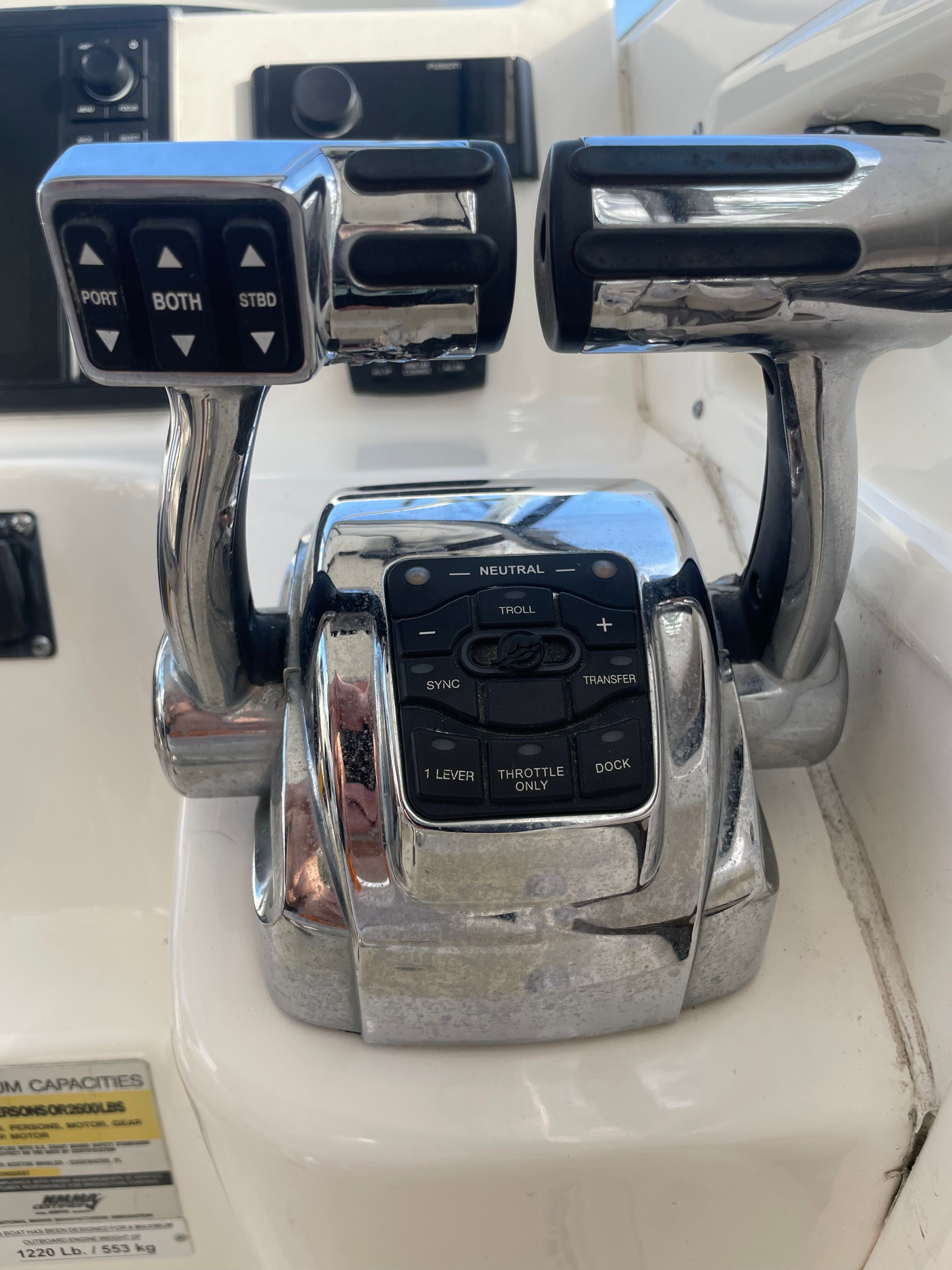 2009 Boston Whaler 255 Conquest - 17
