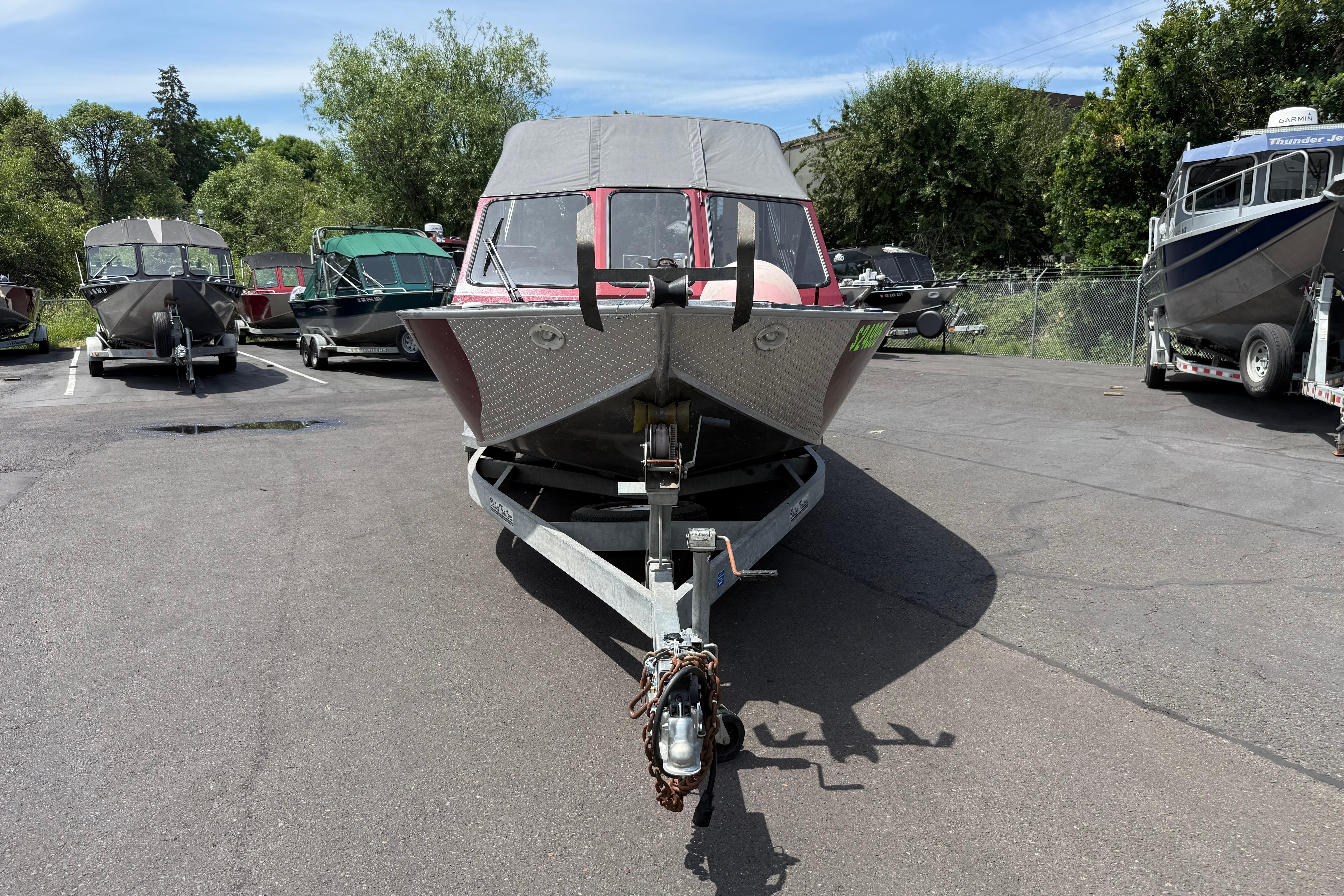 2005 Willie Raptor 21' boat on trailer in parking lot, surrounded by other boats.