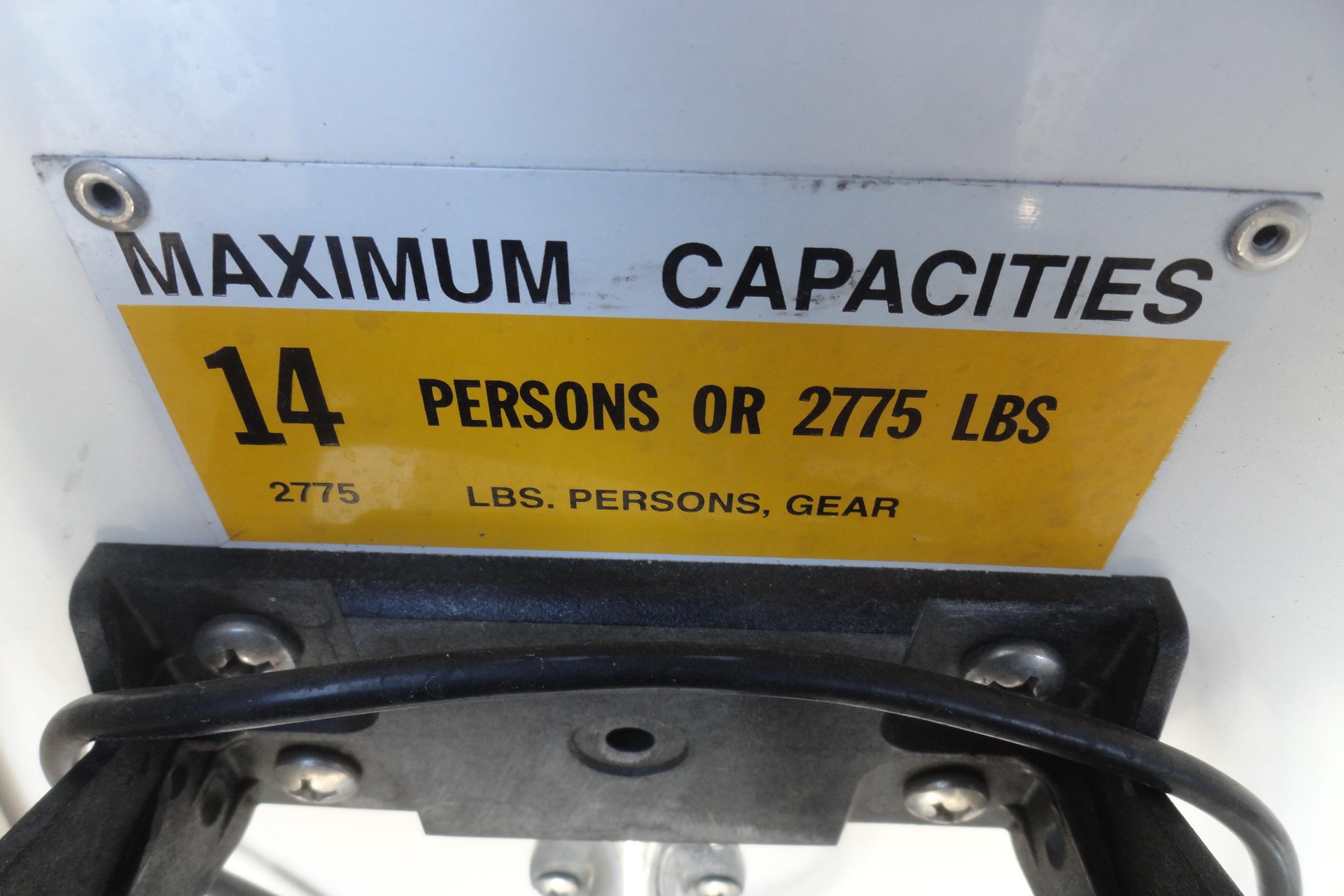 Maximum capacity label on 2001 Chaparral 265 SSi: 14 persons or 2775 lbs.