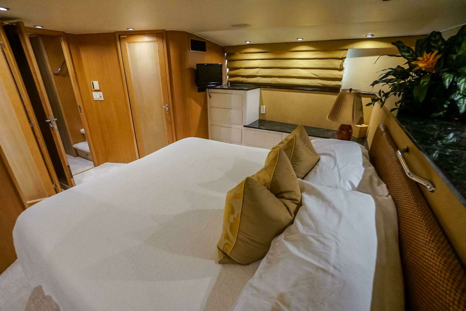 1989 Hatteras 80 Cockpit Motor Yacht - Image 20
