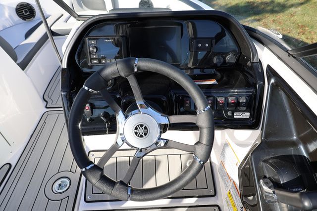 2026 Yamaha Boats 195 S BOTH COLOR AVAILABLE - 16