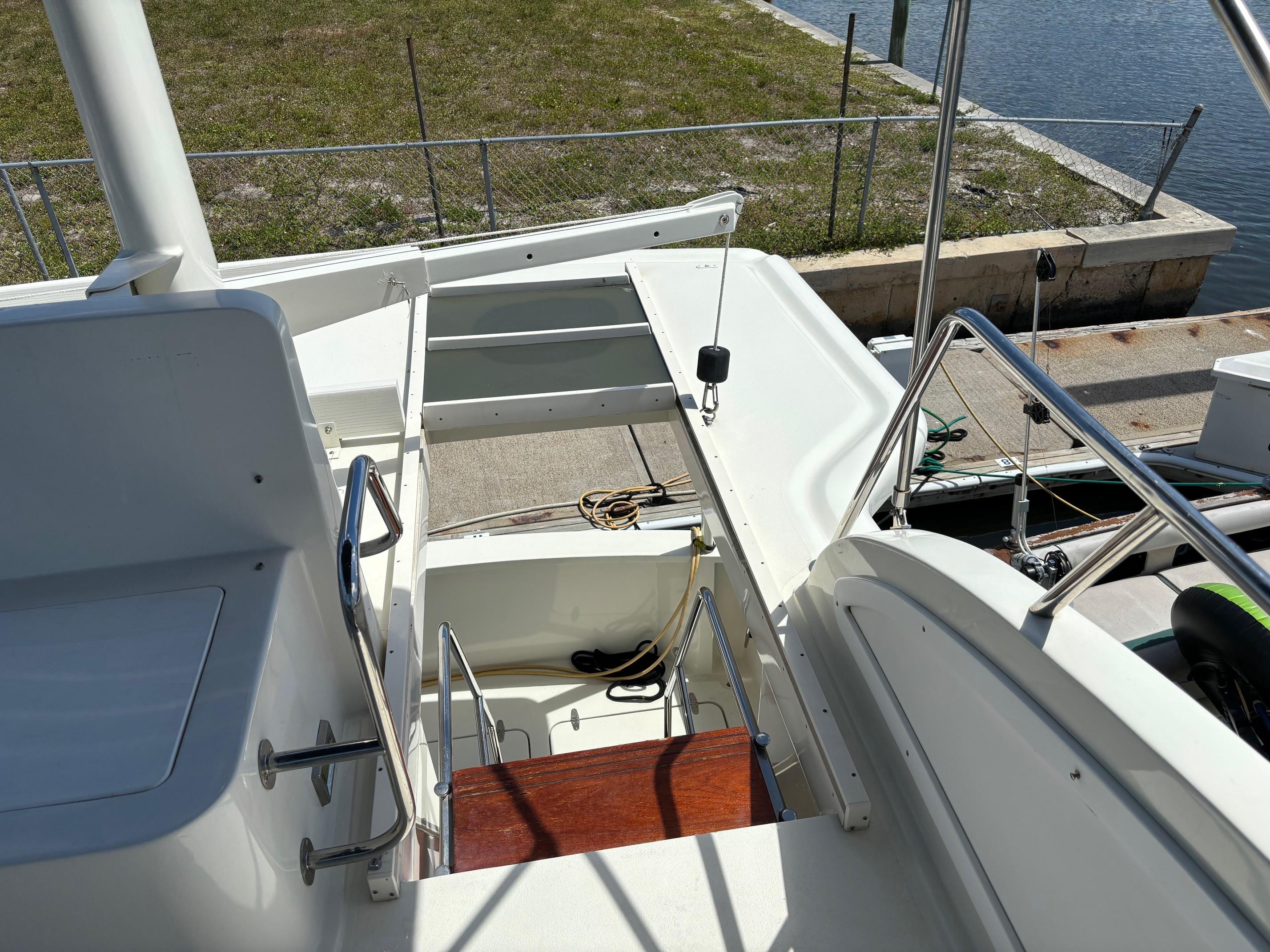 2004 Sabreline 36 Sedan boat deck and stairs to lower level.