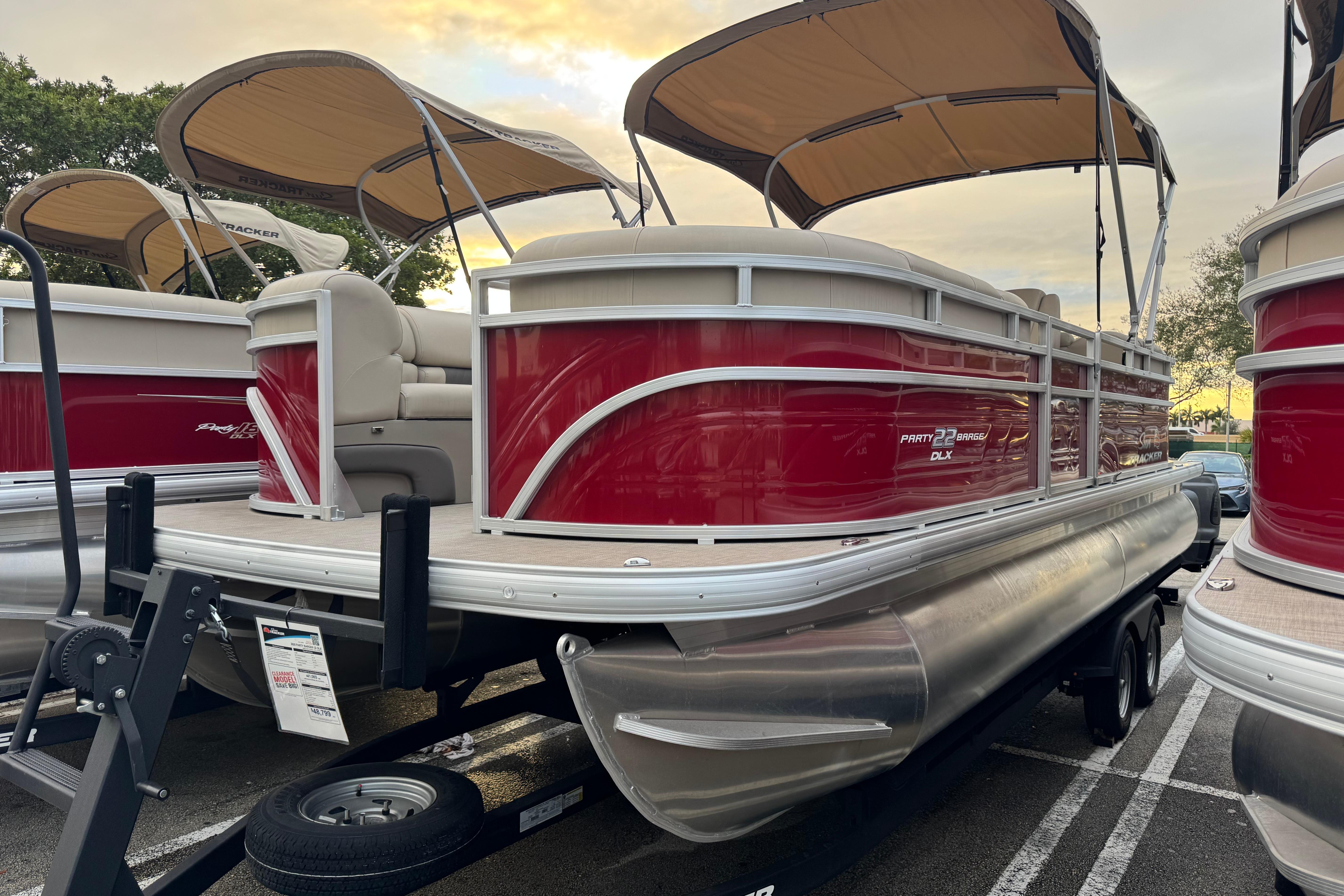 2025 Sun Tracker Party Barge 22 DLX
