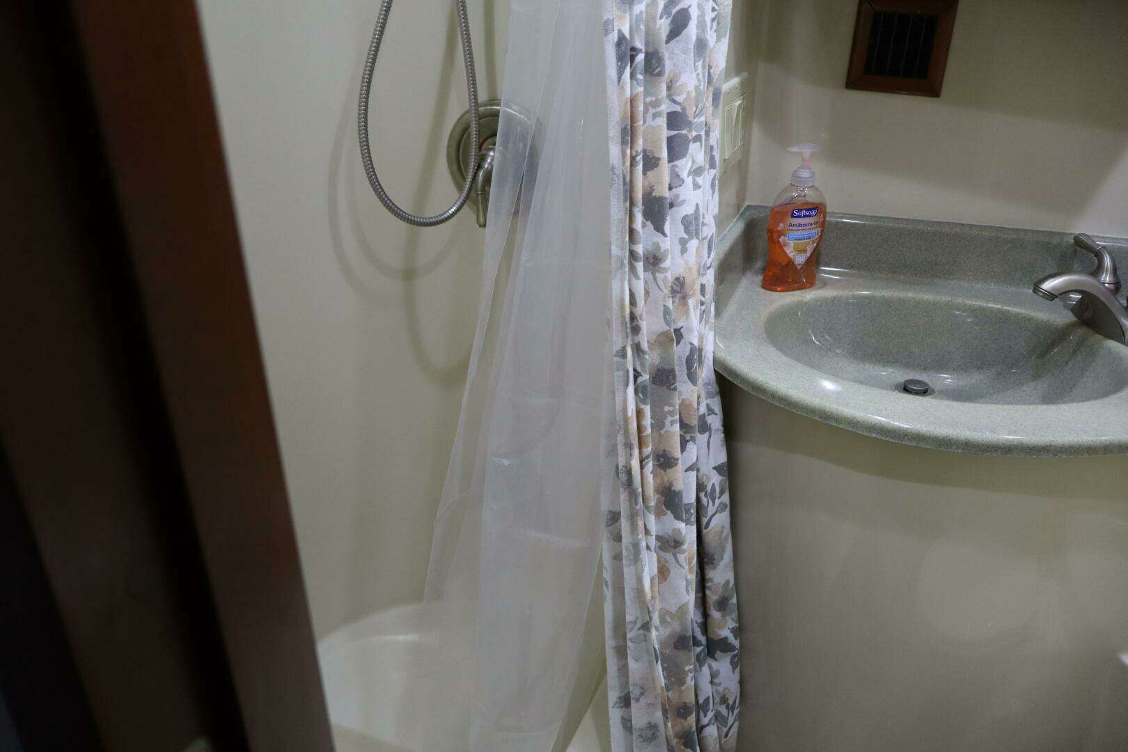 2006 Bluewater 5200 - Image 35