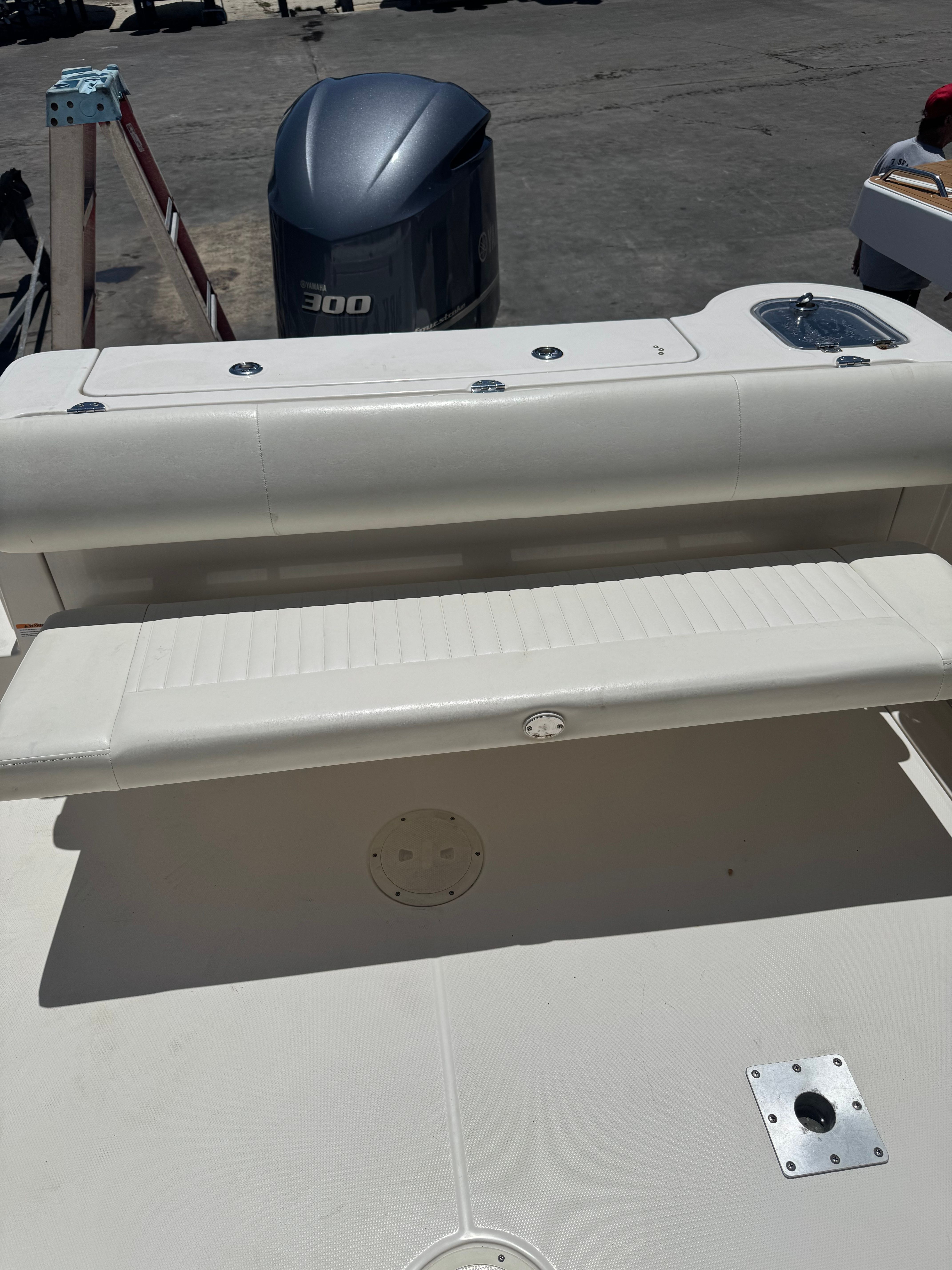 2014 Robalo R247 Dual Console - 10