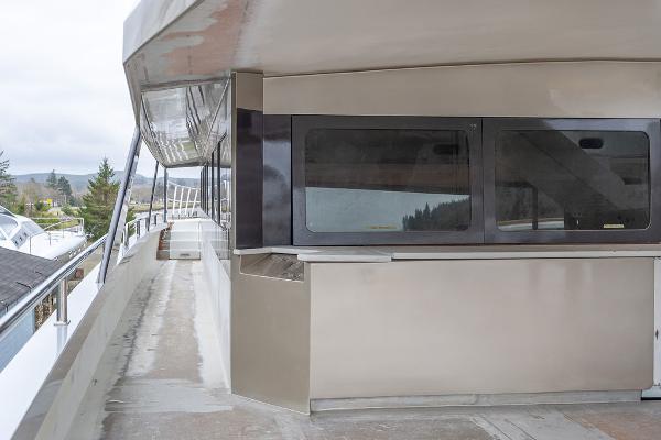 2025 Catamaran Bloomfield 86 Motorsailor deck with sleek design and modern windows.