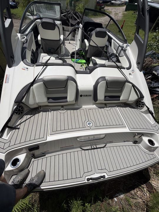 The image shows the stern of a 2022 Yamaha 212SD boat with a gray deck.