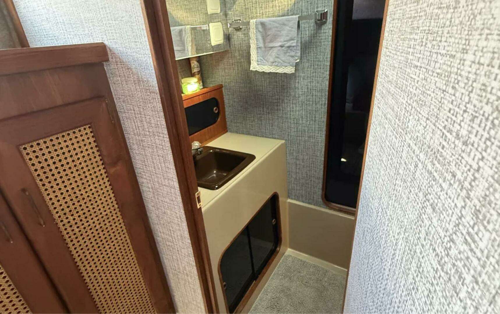 1984 Bayliner 3870 Motoryacht - Image 10
