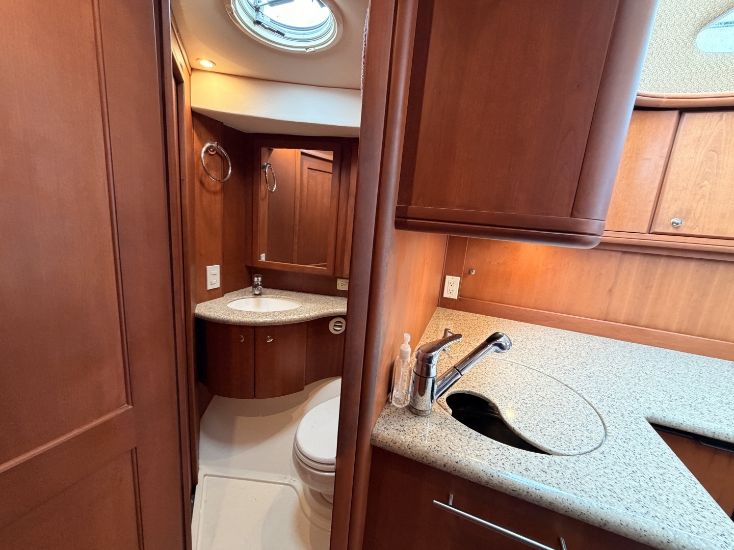 2006 Silverton 38 Convertible - Image 18
