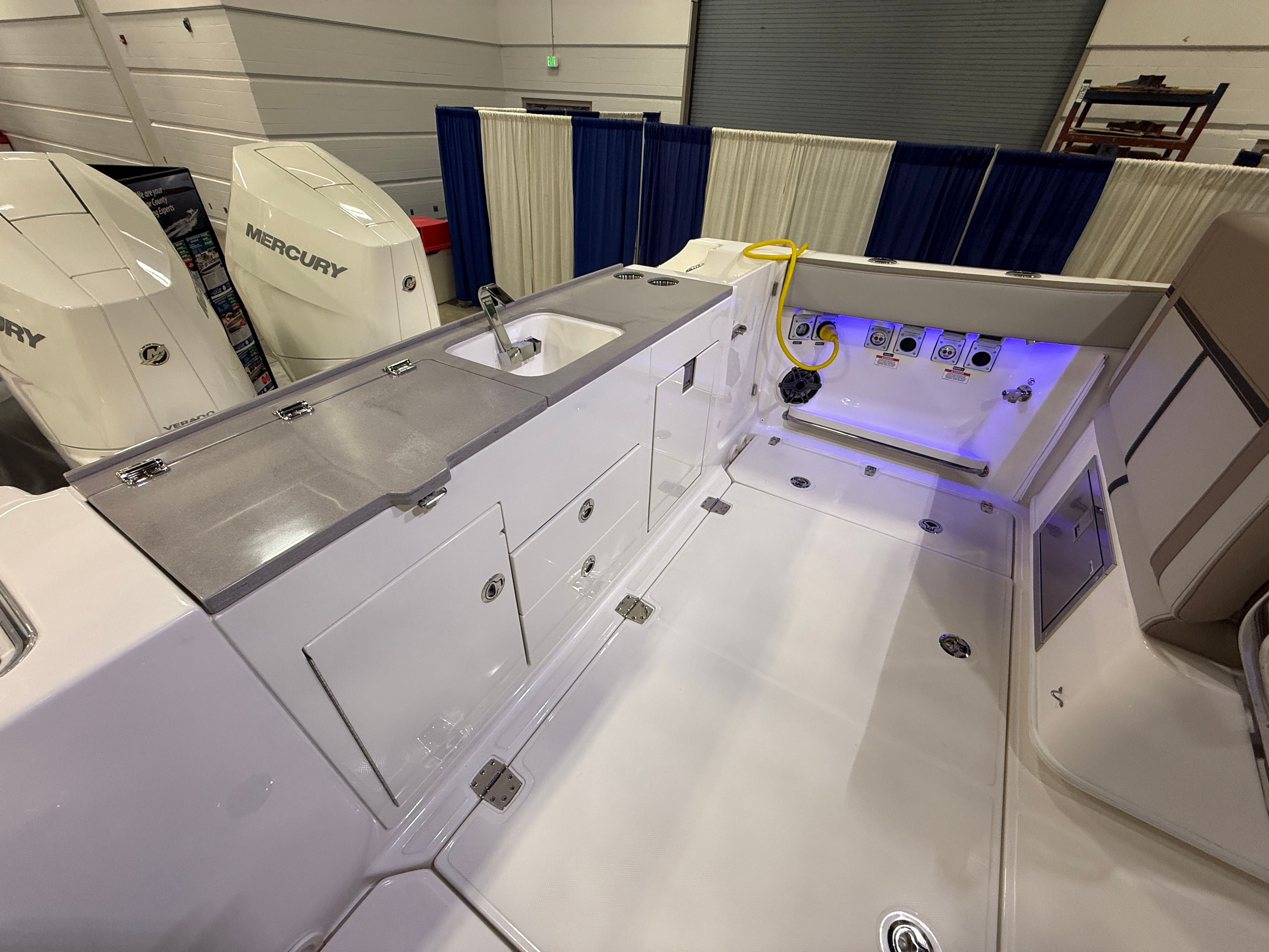 2026 Boston Whaler 330 Vantage - 48