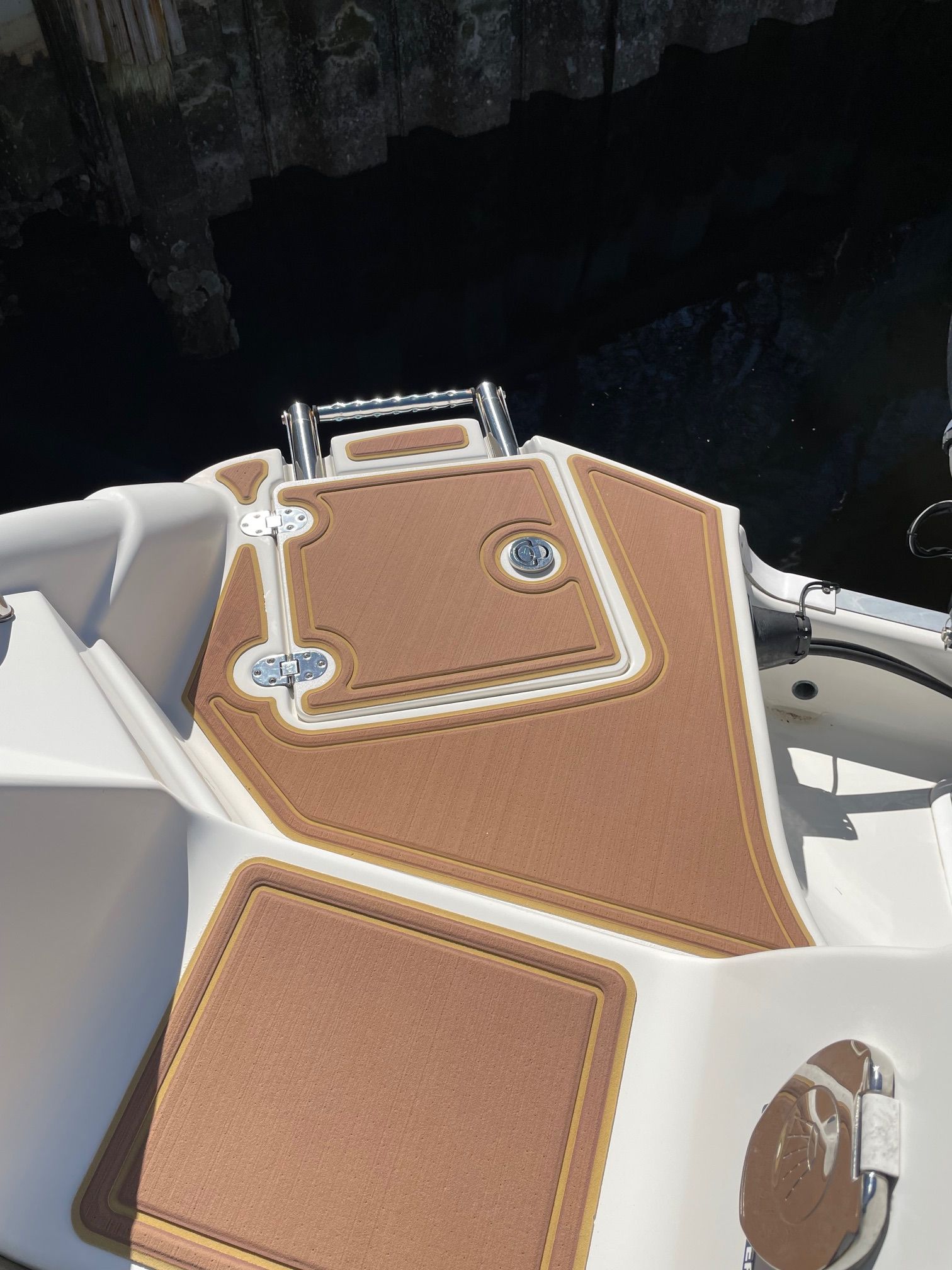 The image shows the deck of a 2019 NauticStar 243DC Sport Deck boat.