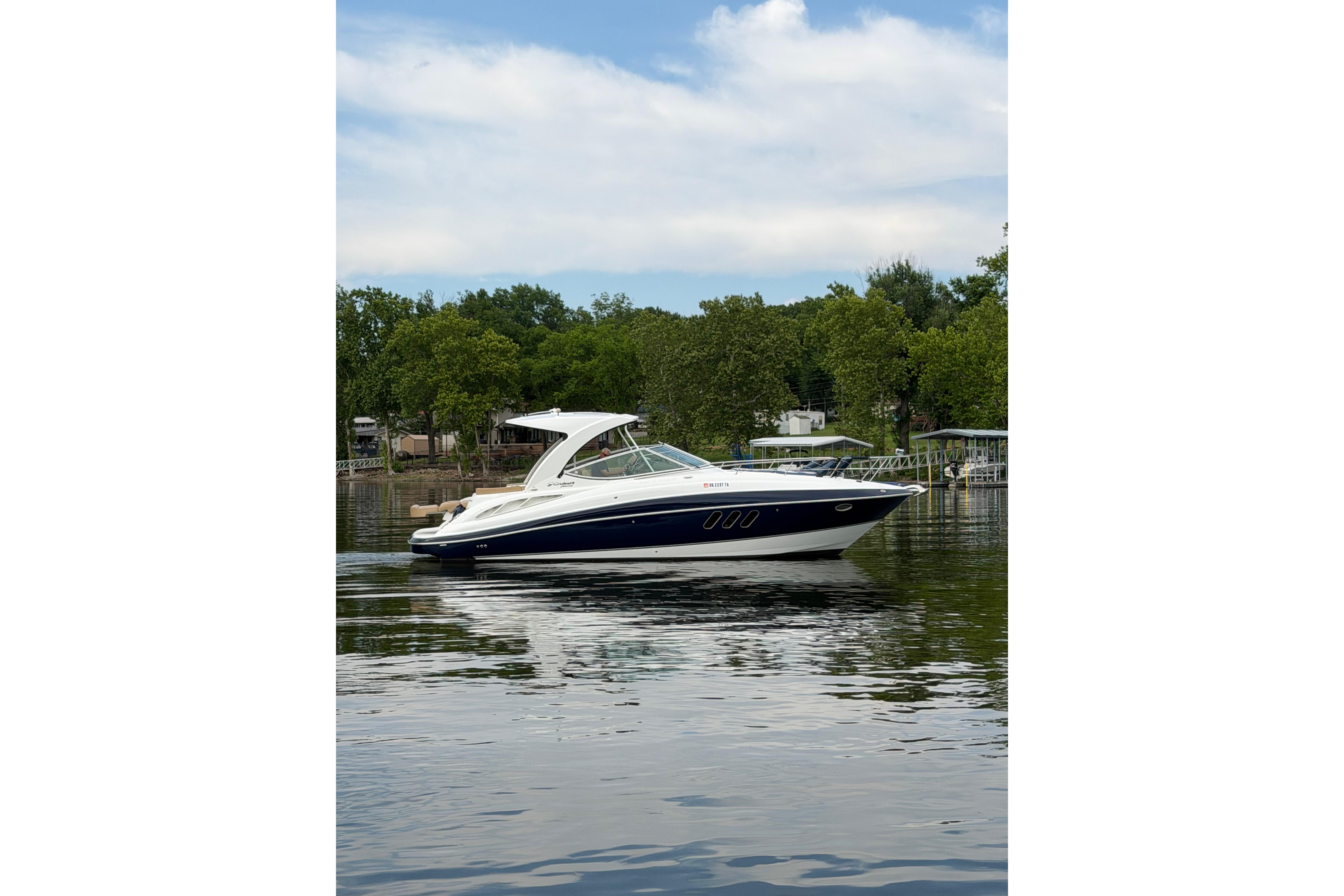 2014 Cruisers Yachts 350 Express