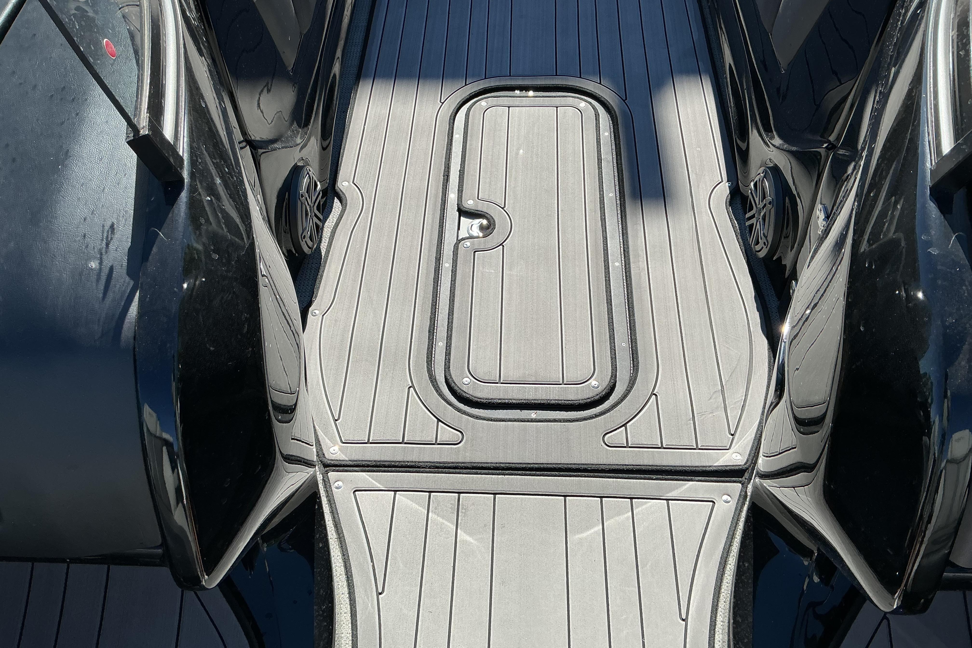 2024 Manitou 25 X-Plode XT SRS boat deck with sleek black finish and modern design.