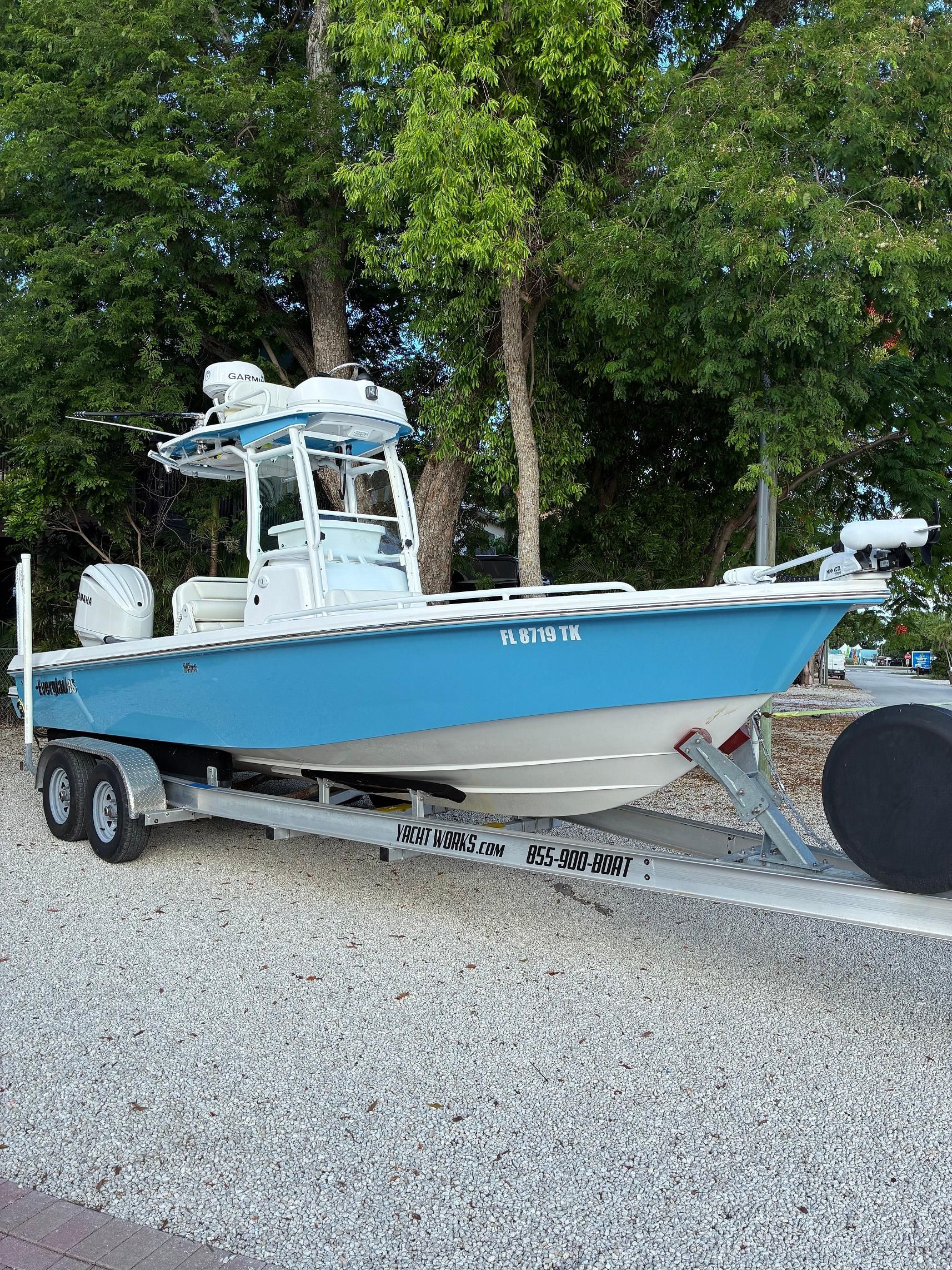2023 Everglades 243 Center Console