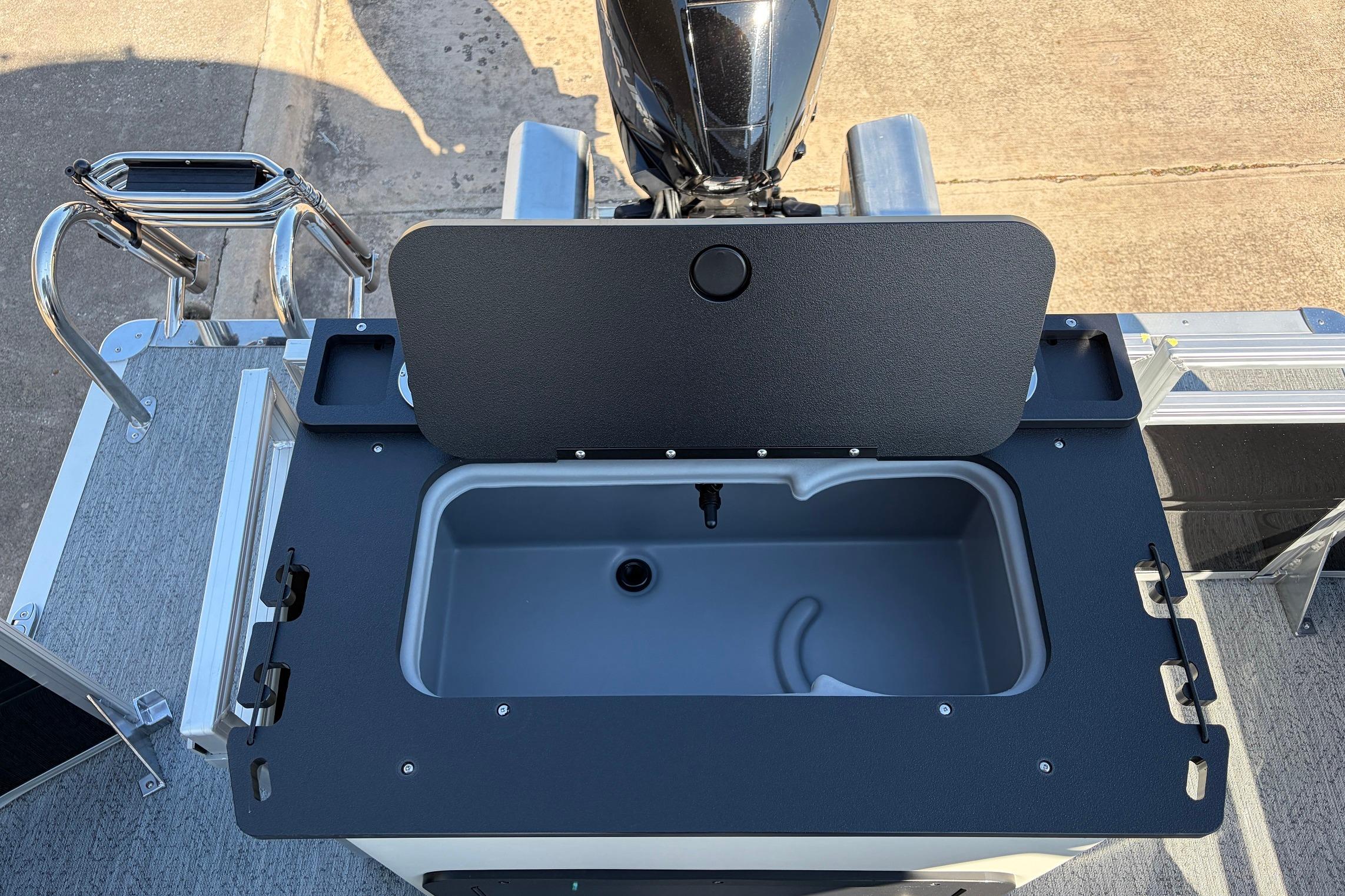 2026 Sun Tracker Fishin' Barge 22 XP3 livewell and motor detail.