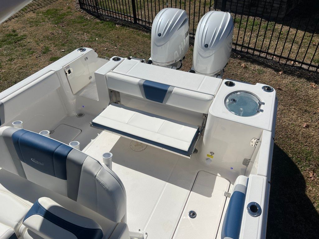 2025 Robalo 250 Center Console - 17