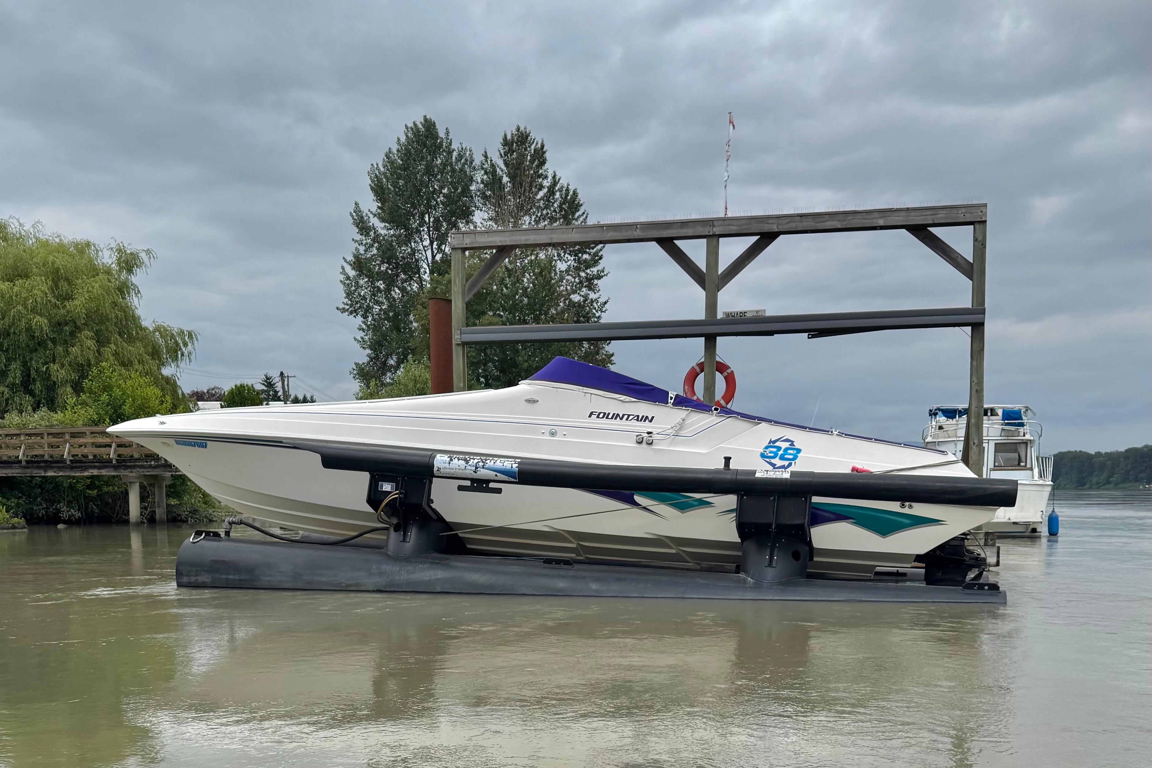 1999 Fountain 38 SC