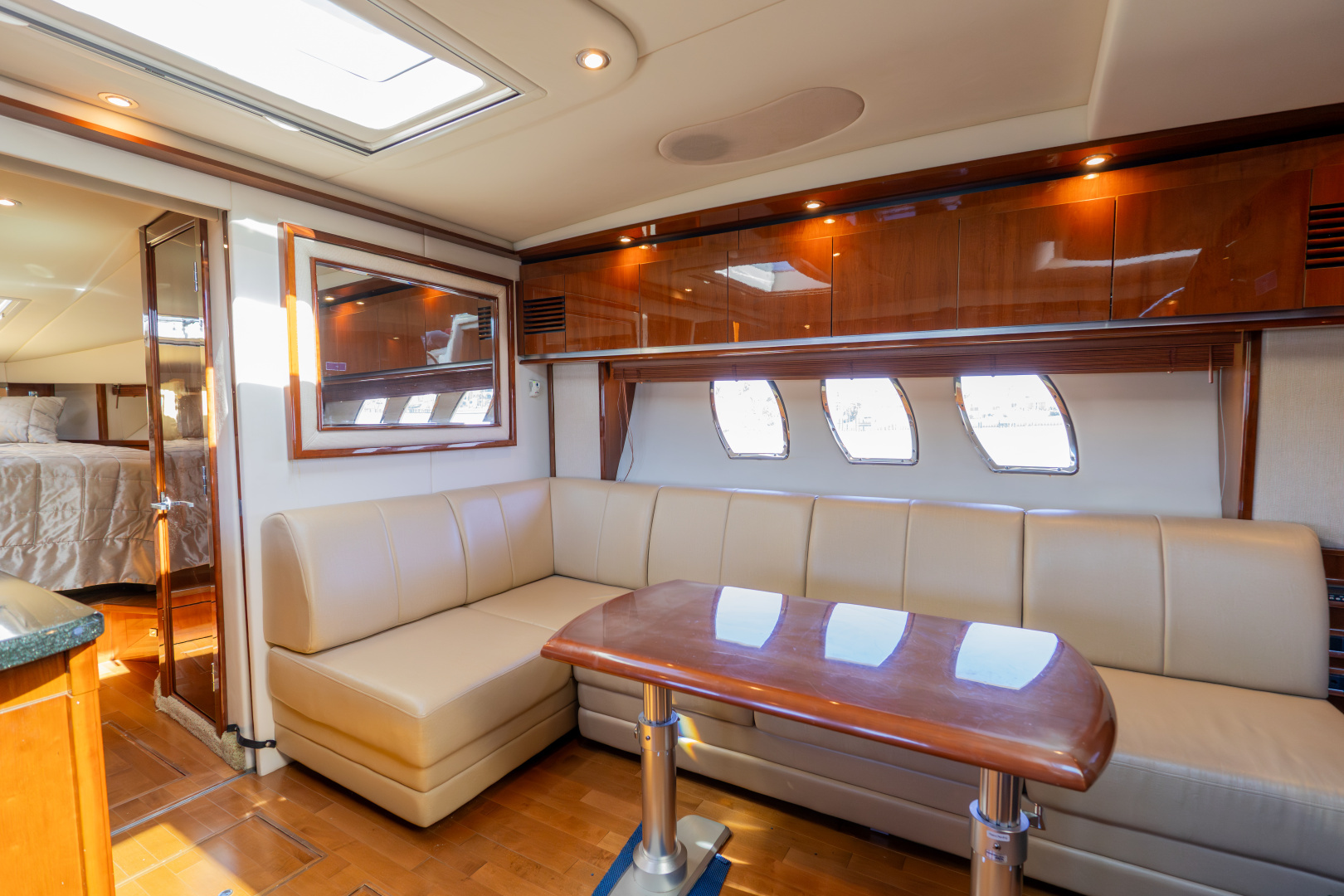 2010 Sea Ray 50 SUNDANCER - Image 14