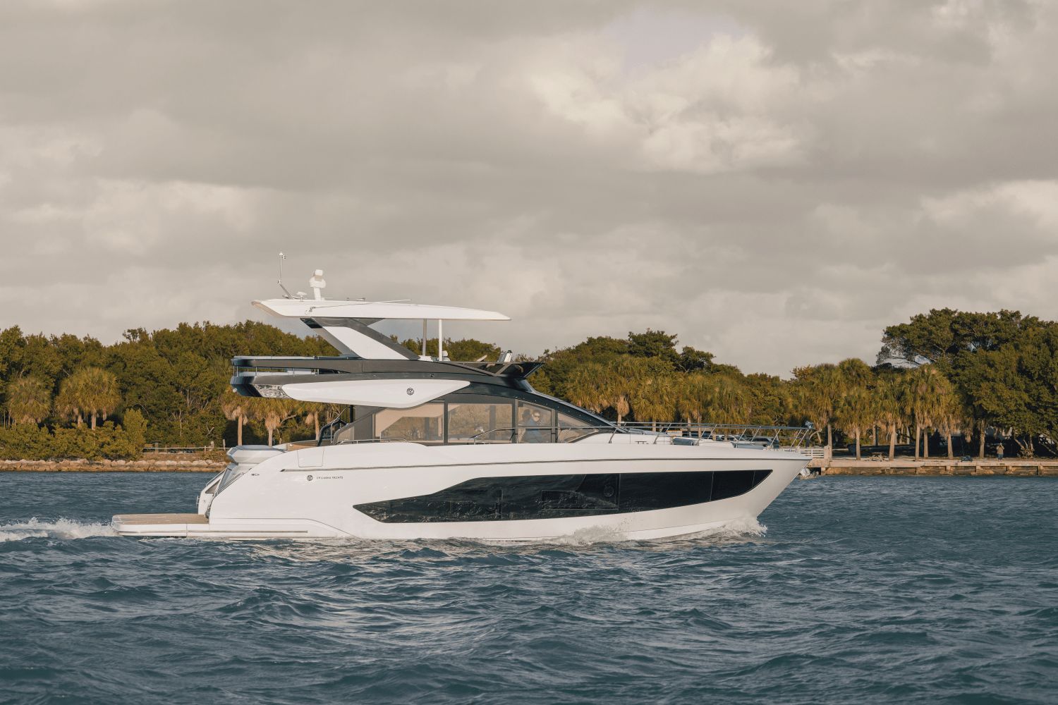 2027 Cruisers Yachts 57 Fly - 32