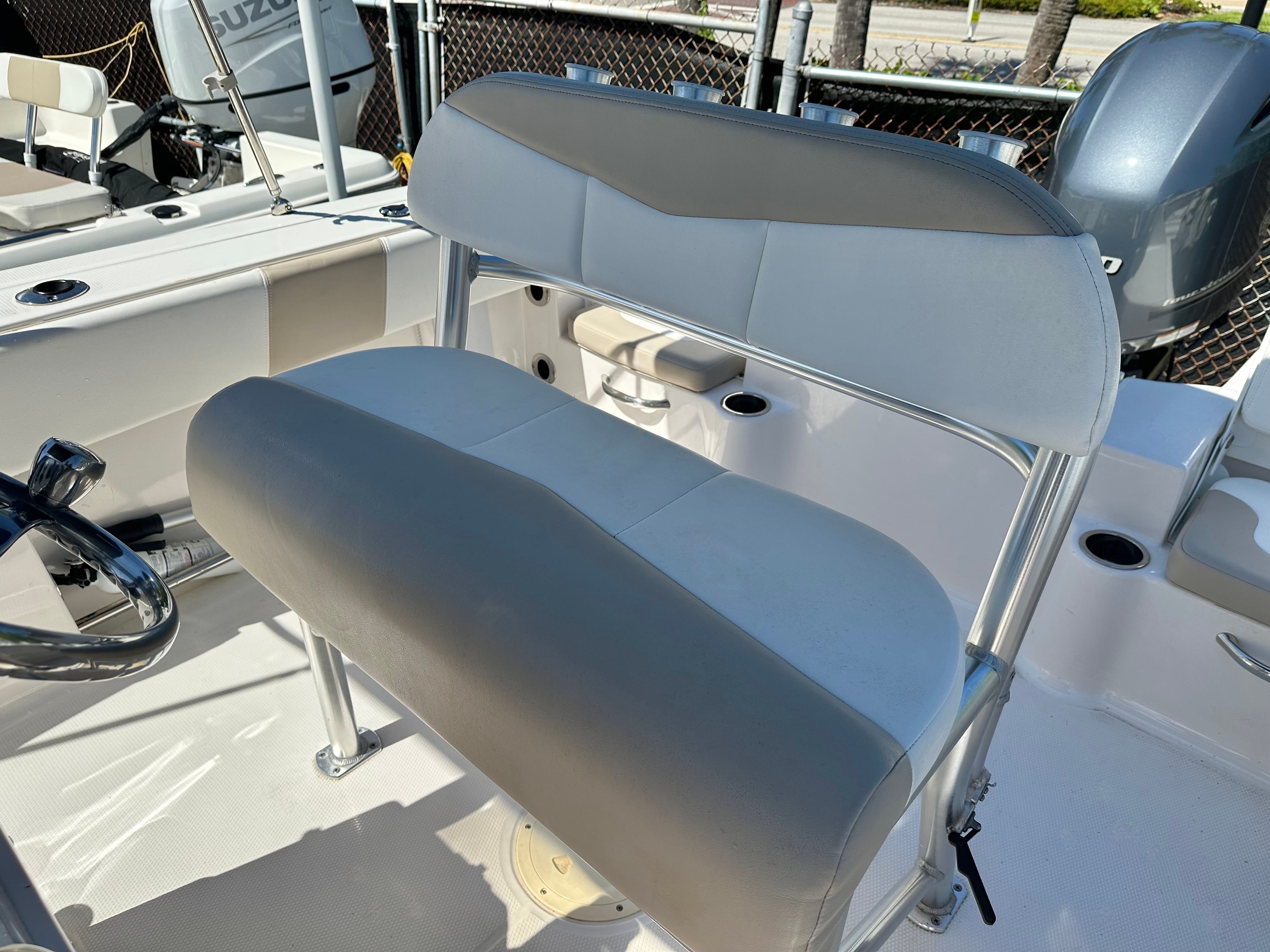 2022 Robalo R200 Center Console - 21
