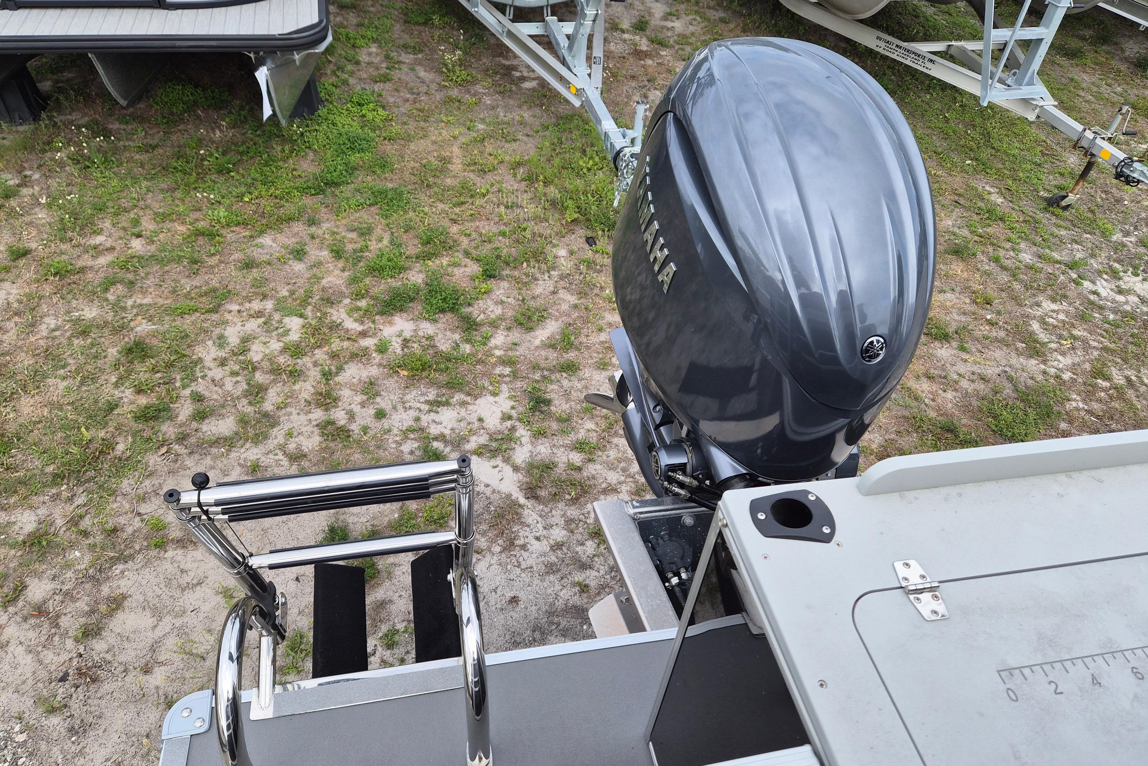 2025 Sylvan Mirage Fish 8522 Party Fish 4.0 with Yamaha outboard motor and ladder.