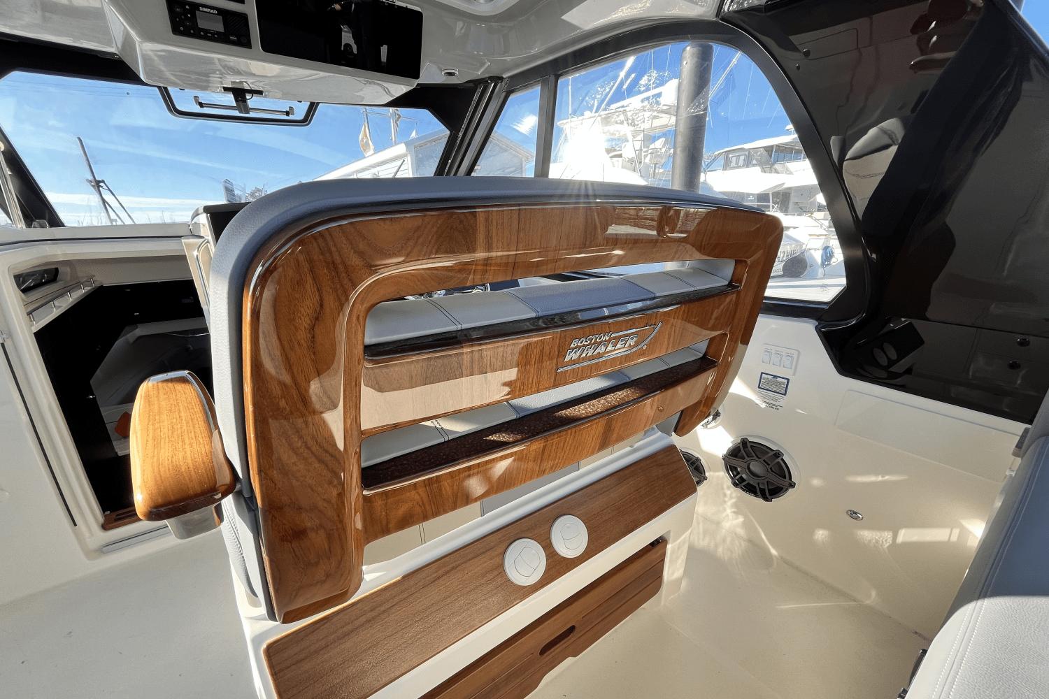 2025 Boston Whaler 380 Realm - 26