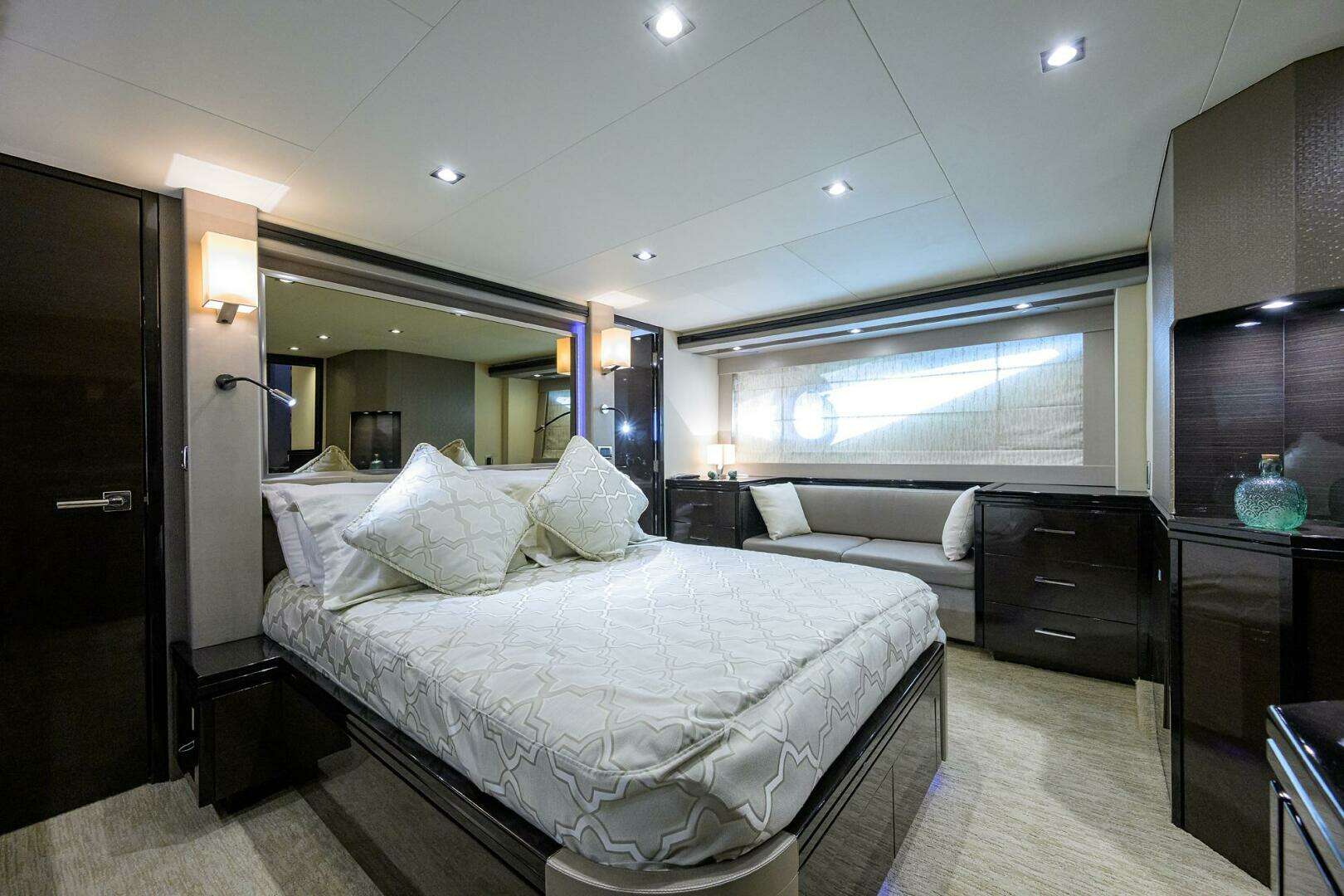 2016 Marquis 660 Sport Yacht - Image 10