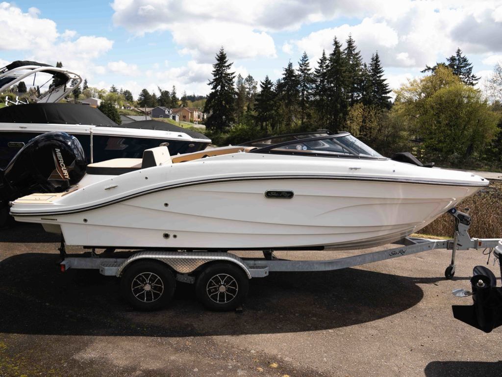 2026 Sea Ray SPX 210 Outboard