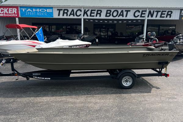 2025 Tracker GRIZZLY 2072 Utility boat at Tracker Boat Center.