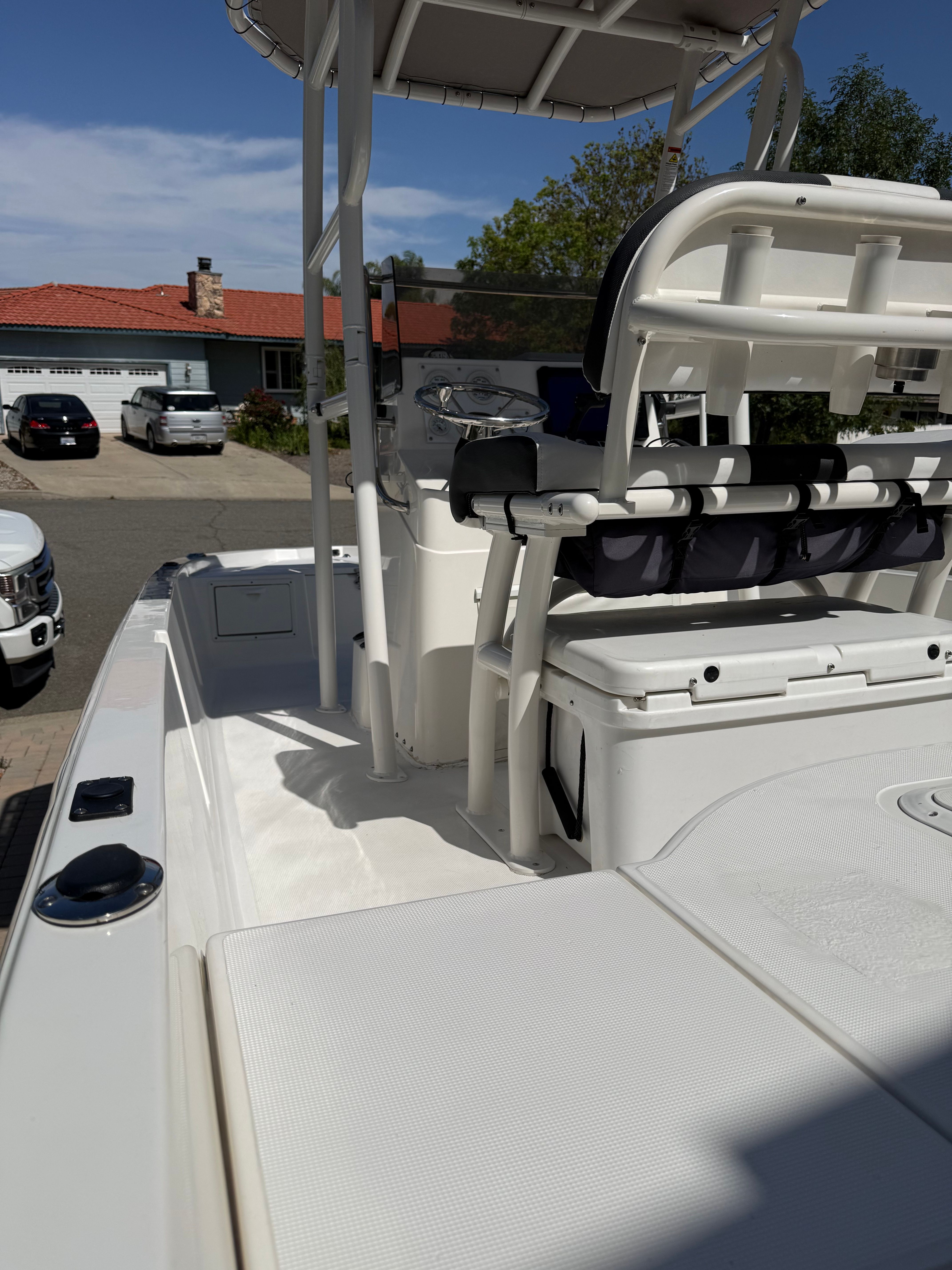 1998 Robalo 2100 Bay Hunter boat parked outdoors.