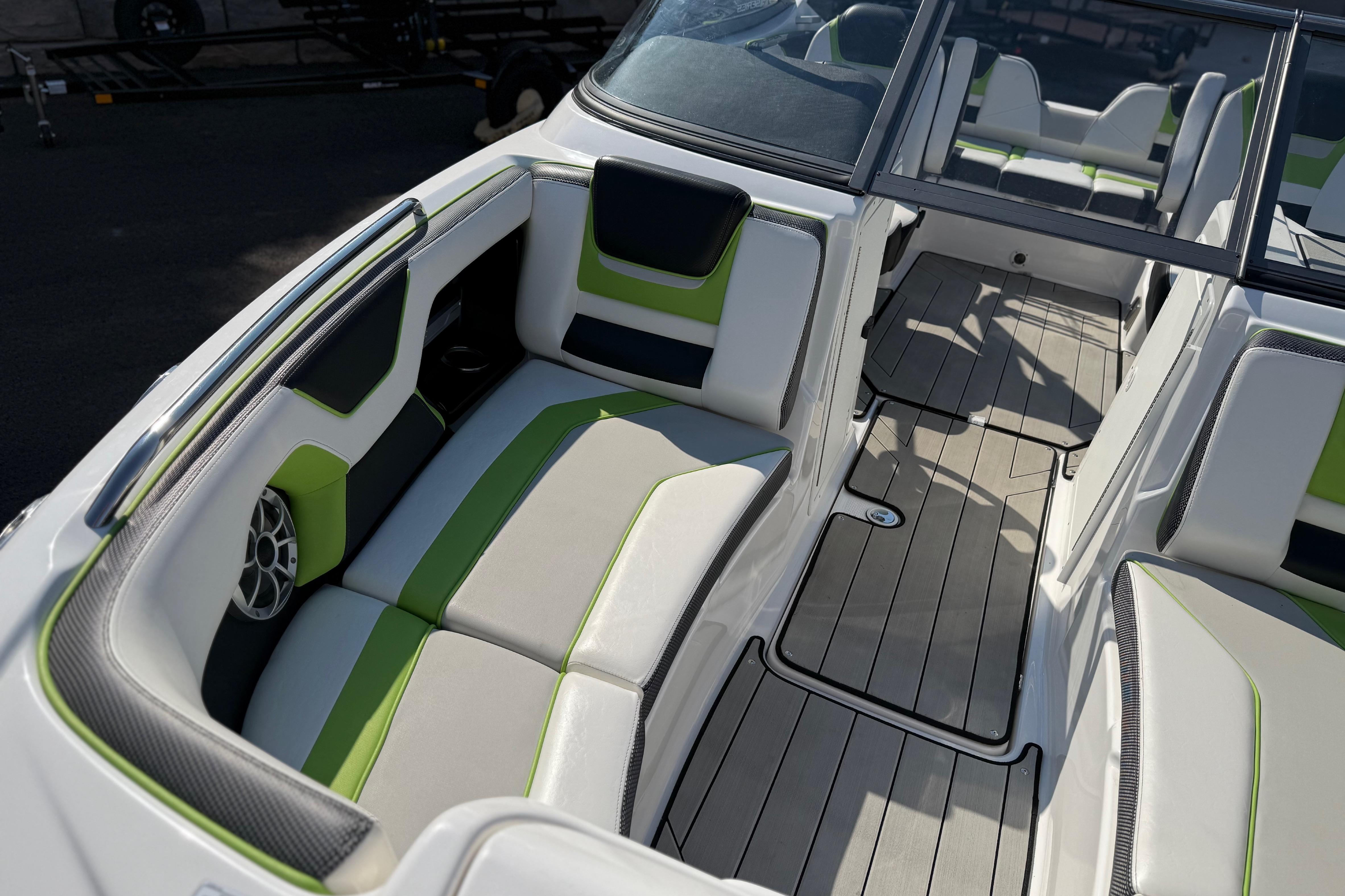 2022 Yamaha Boats 212XE interior with green and white seating, modern design.
