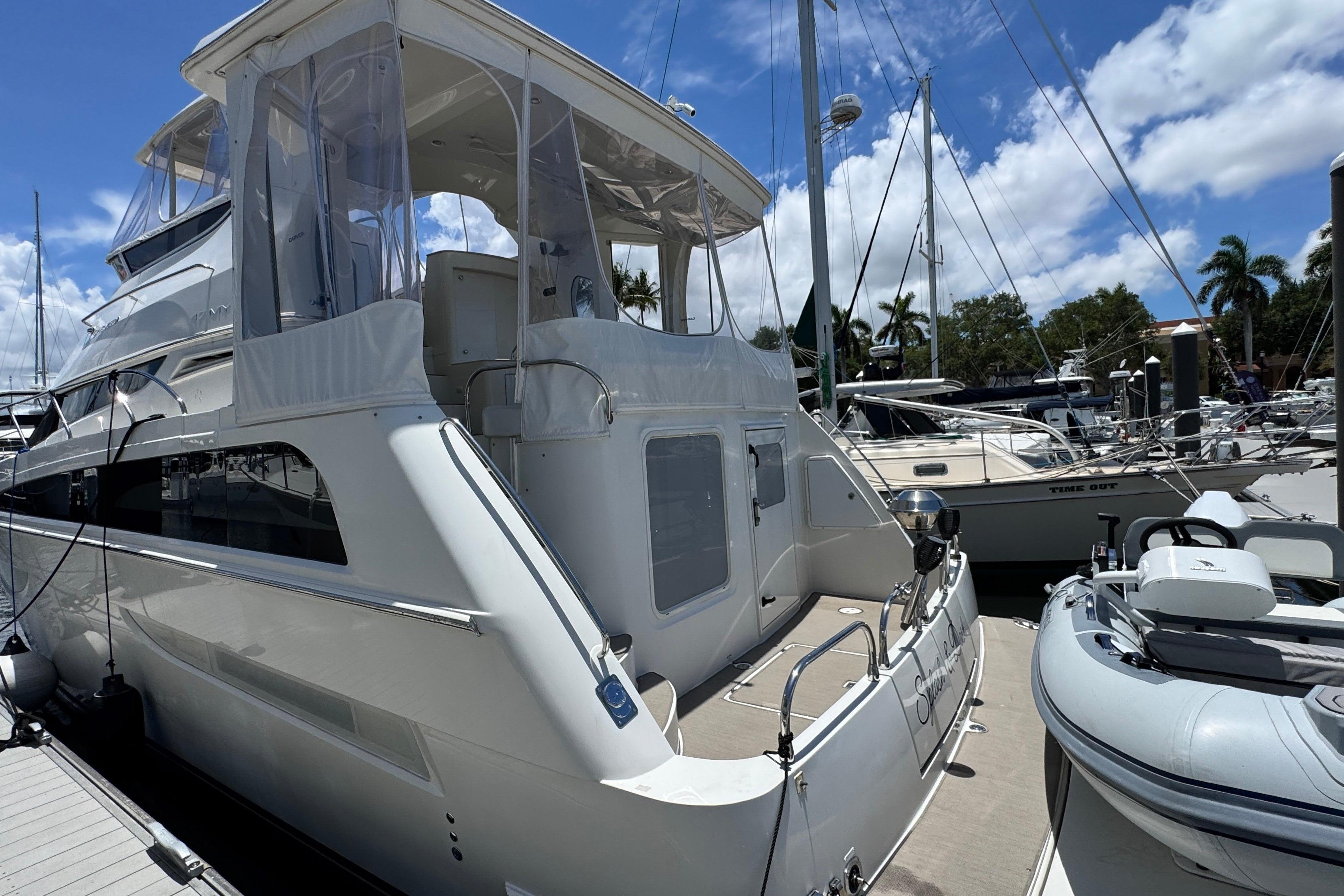 2007 Carver 47 Motor Yacht Swim Platform