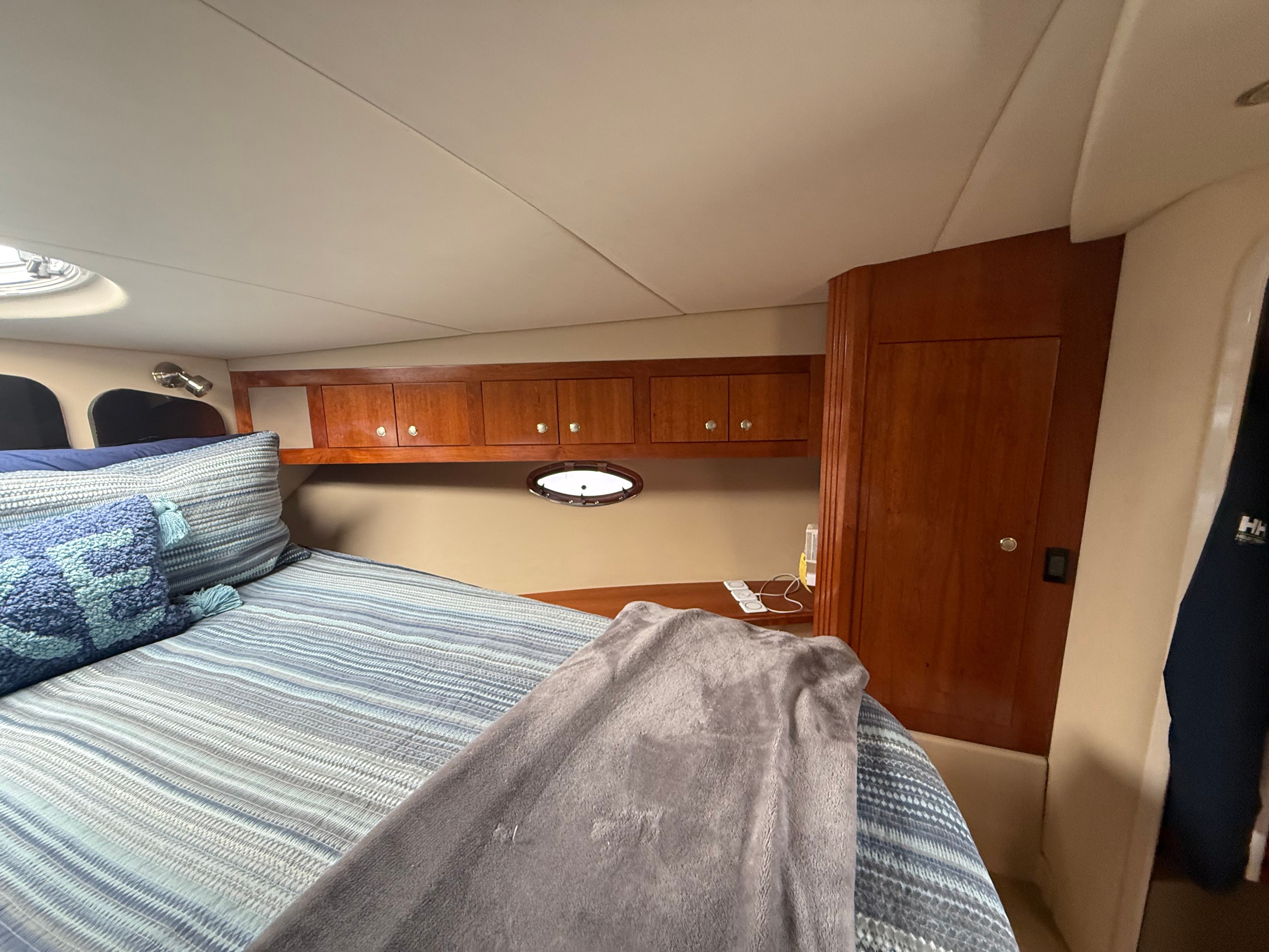 2004 Cruisers Yachts 400 Express - 17