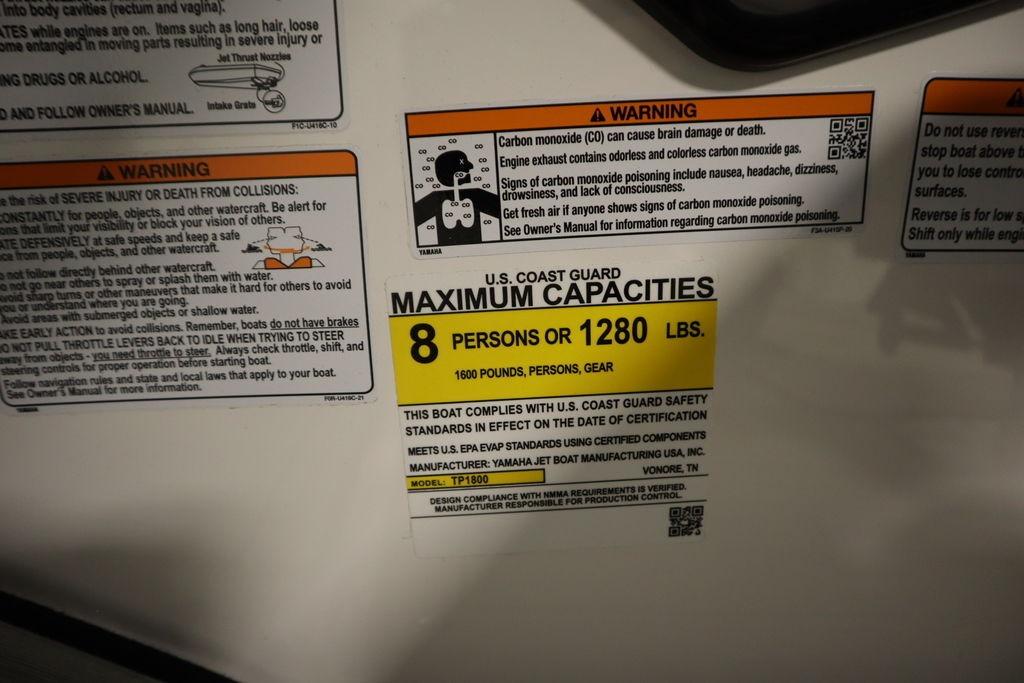 Yamaha Boats 195S 2026 capacity label: 8 persons or 1280 lbs, safety warnings included.