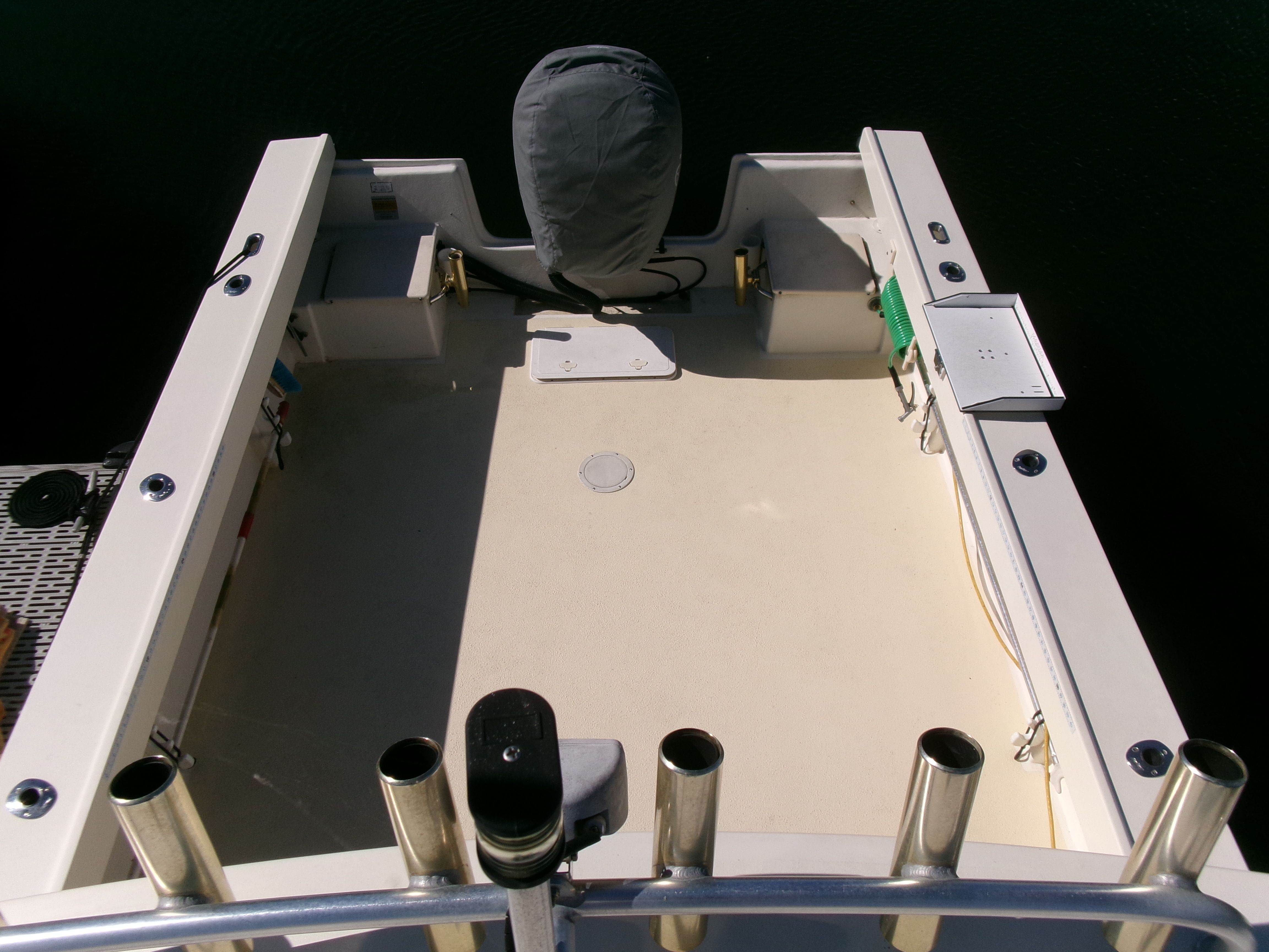 The image shows the open deck of a 2007 Parker 2520 XL Sport Cabin boat.