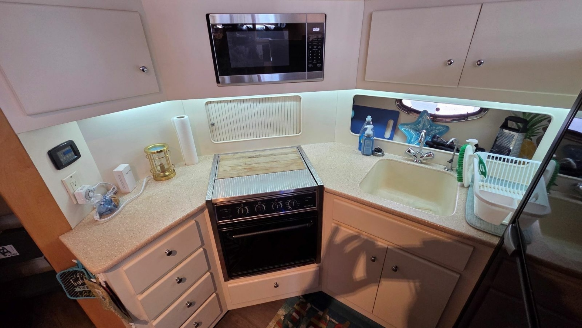 1998 Carver 405 Aft Cabin Motor Yacht - Image 37