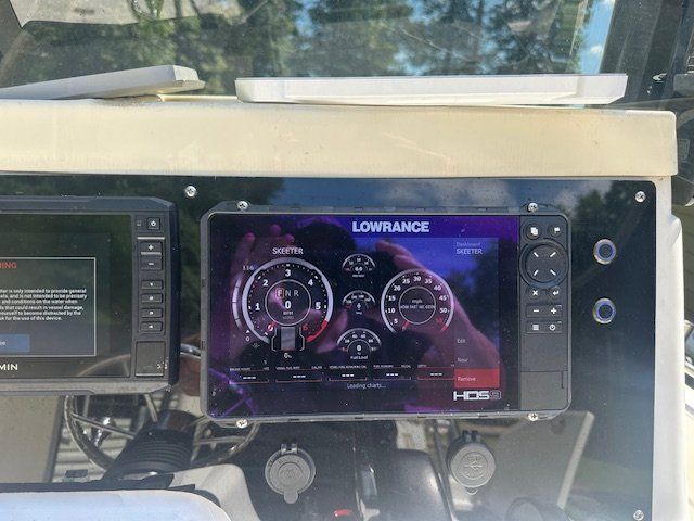 Lowrance HDS display on 2003 Skeeter ZX2200 boat.