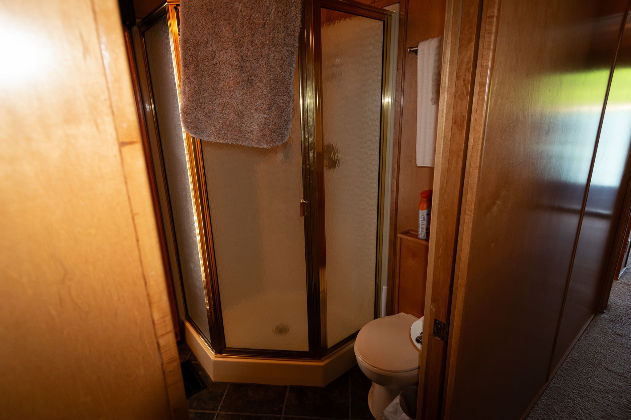 Compact bathroom in a 2003 Lakeview 16x70 houseboat.