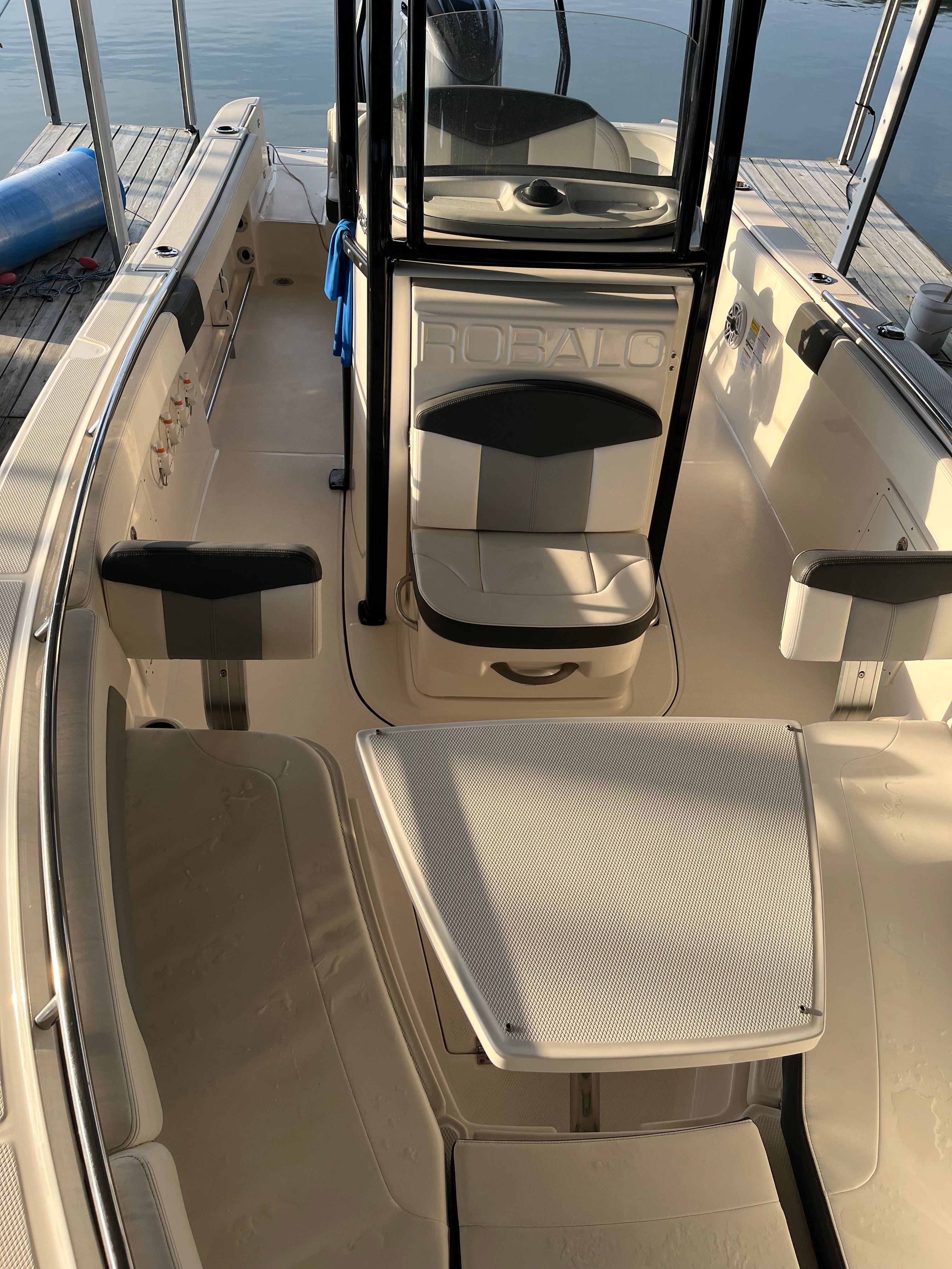 2023 Robalo R242 Explorer - 7