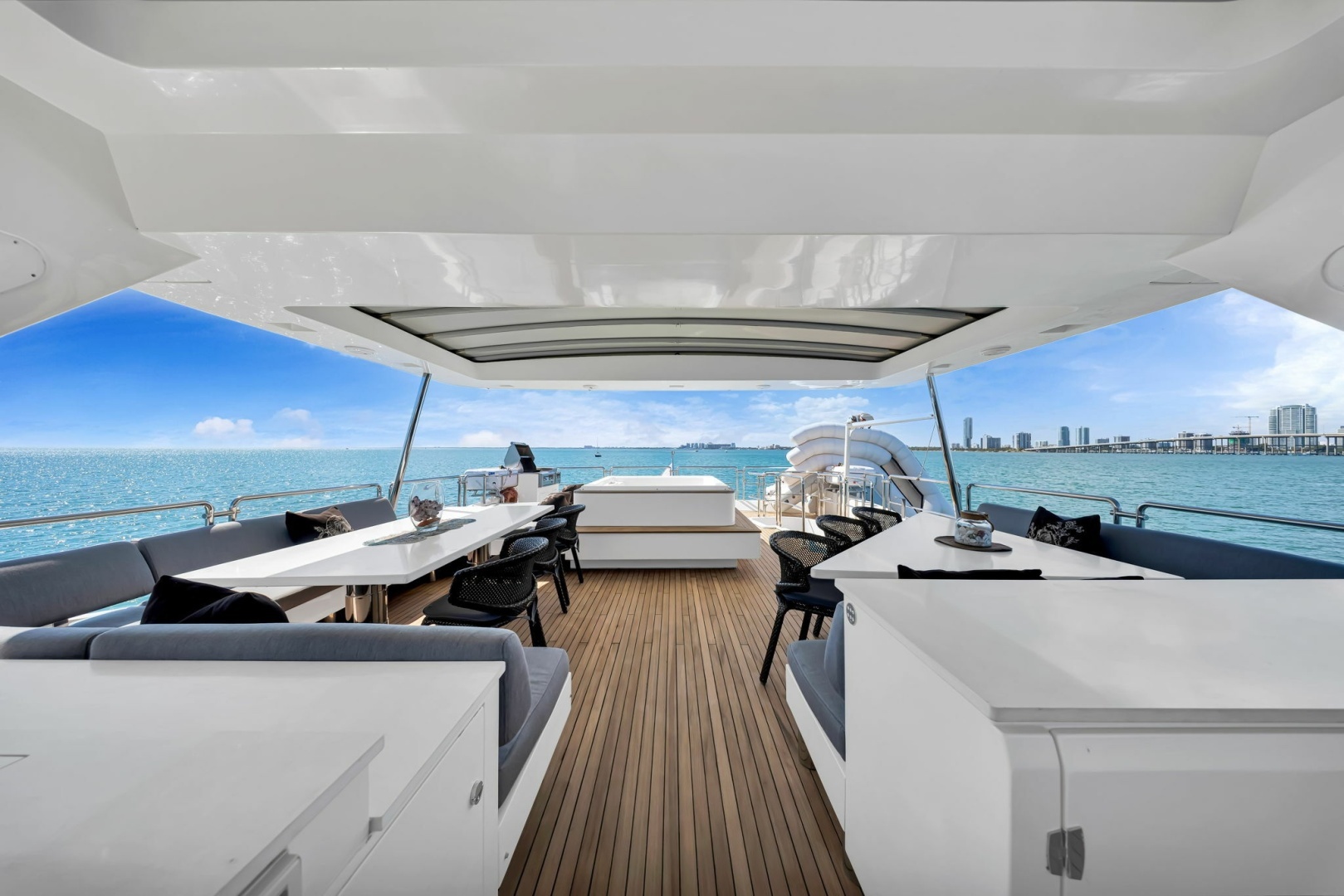 2005 Azimut 105 - Image 24