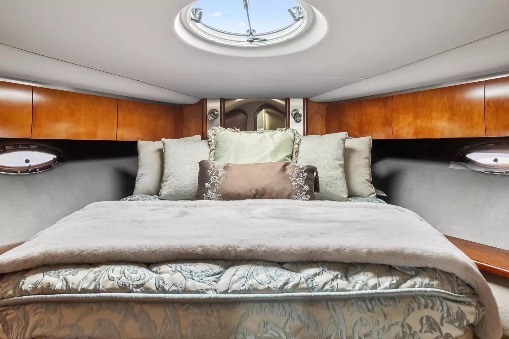 2007 Cruisers 520 Express - Image 29