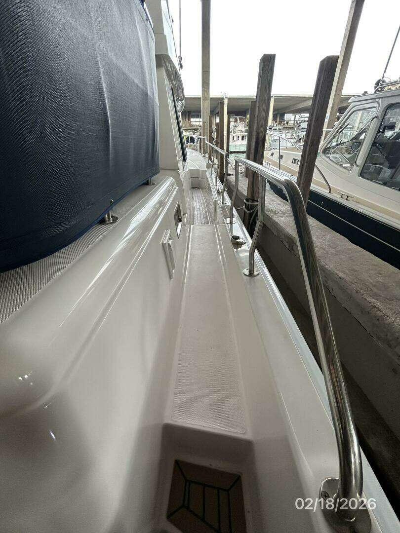 2004 Mainship 430 - Image 13