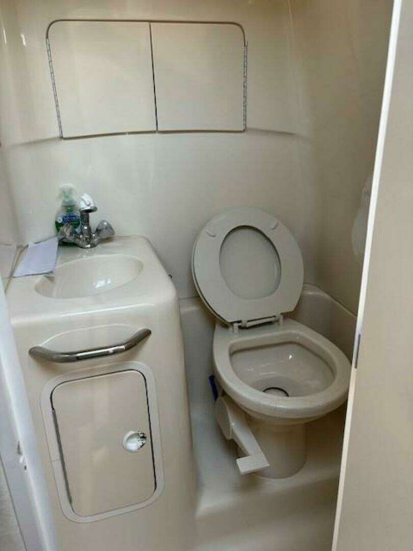 2000 Sea Ray 270 Sundancer - Image 13
