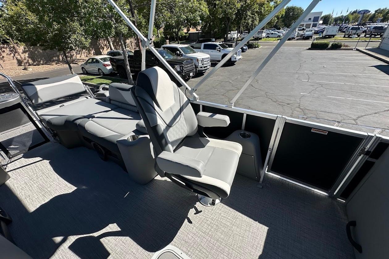 2026 Tahoe Pontoon LTZ Quad Lounger Shift 23 interior with plush seating and modern design.