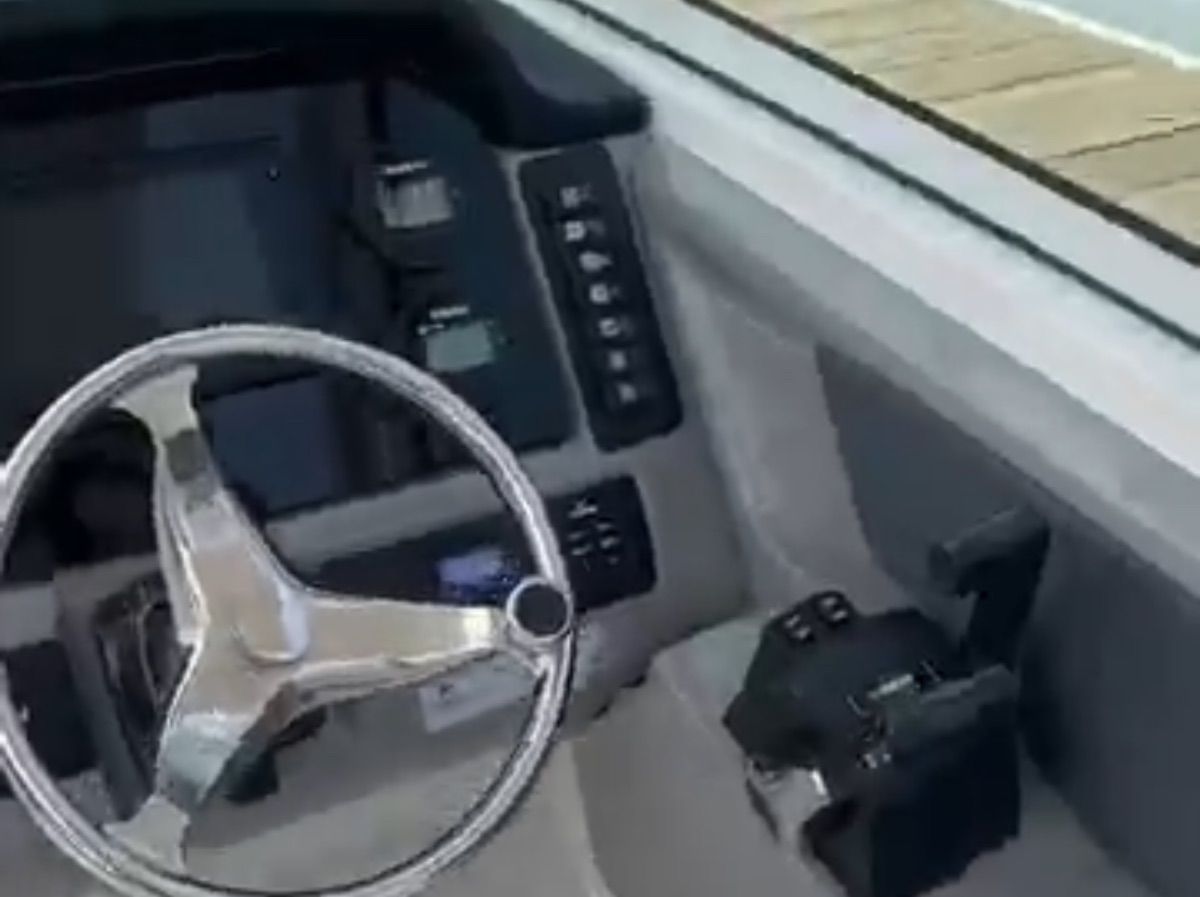 2018 Robalo R247 Dual Console - 8